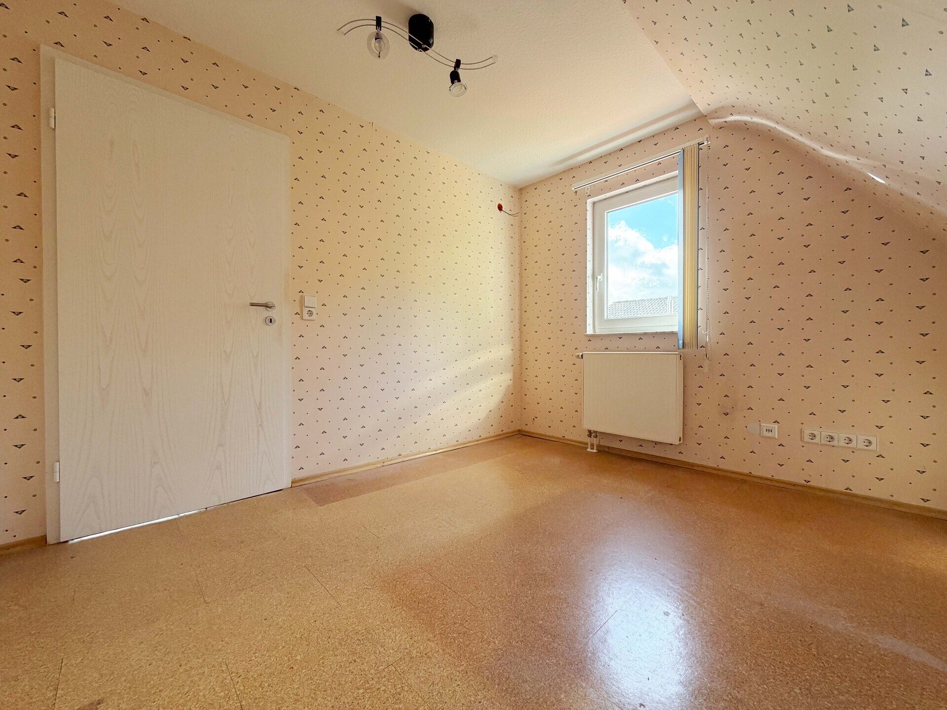 Immobilienangebot - Epfendorf - Alle - Familienhaus mit 2 Wohnungen.
7 Zimmer. 183 m². Traum-Ausblick.
3 Garagen. Herrliches Grundstück.