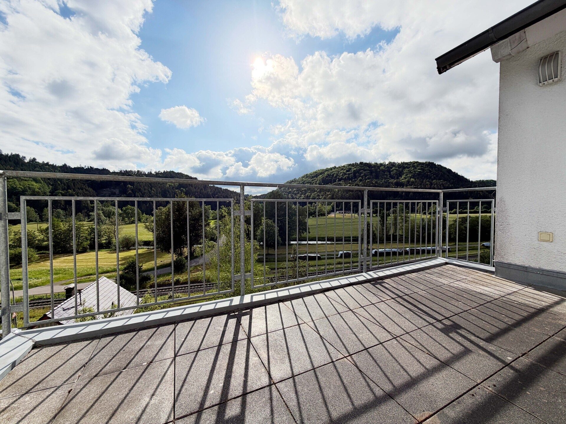 Immobilienangebot - Epfendorf - Alle - Familienhaus mit 2 Wohnungen.
7 Zimmer. 183 m². Traum-Ausblick.
3 Garagen. Herrliches Grundstück.