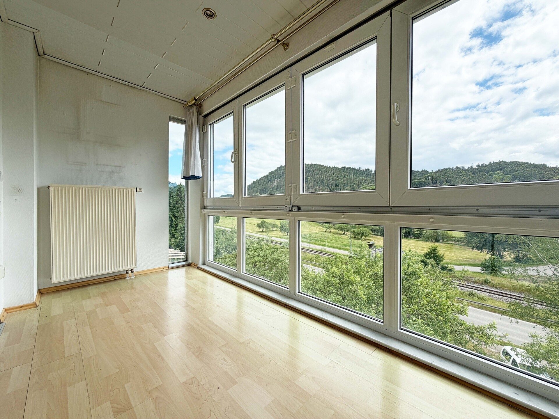 Immobilienangebot - Epfendorf - Alle - Familienhaus mit 2 Wohnungen.
7 Zimmer. 183 m². Traum-Ausblick.
3 Garagen. Herrliches Grundstück.