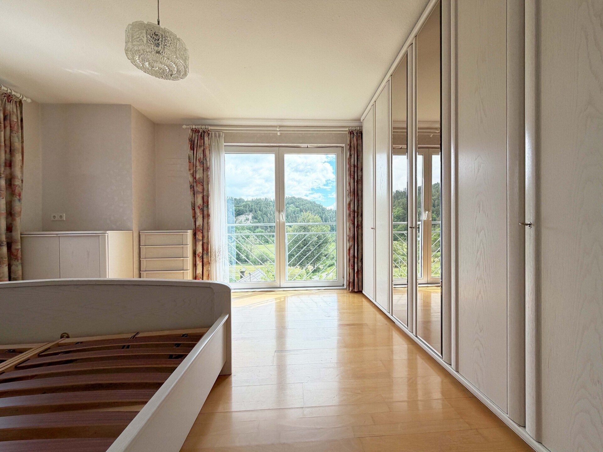 Immobilienangebot - Epfendorf - Alle - Familienhaus mit 2 Wohnungen.
7 Zimmer. 183 m². Traum-Ausblick.
3 Garagen. Herrliches Grundstück.