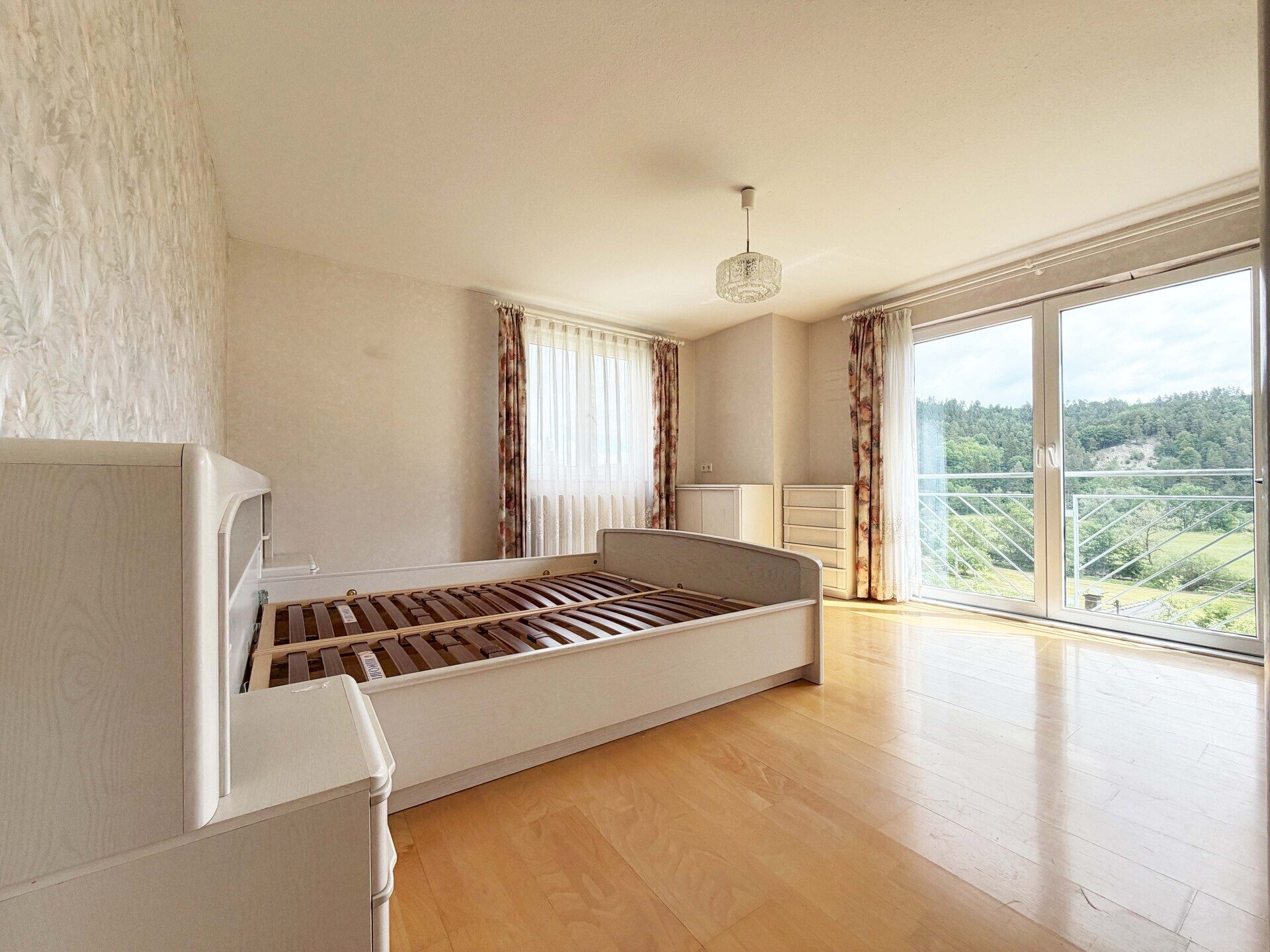 Immobilienangebot - Epfendorf - Alle - Familienhaus mit 2 Wohnungen.
7 Zimmer. 183 m². Traum-Ausblick.
3 Garagen. Herrliches Grundstück.