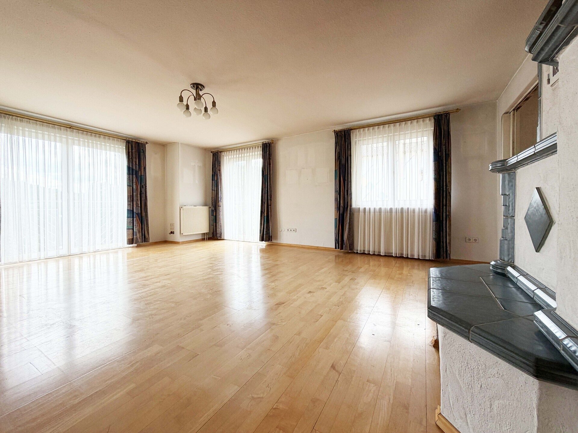 Immobilienangebot - Epfendorf - Alle - Familienhaus mit 2 Wohnungen.
7 Zimmer. 183 m². Traum-Ausblick.
3 Garagen. Herrliches Grundstück.