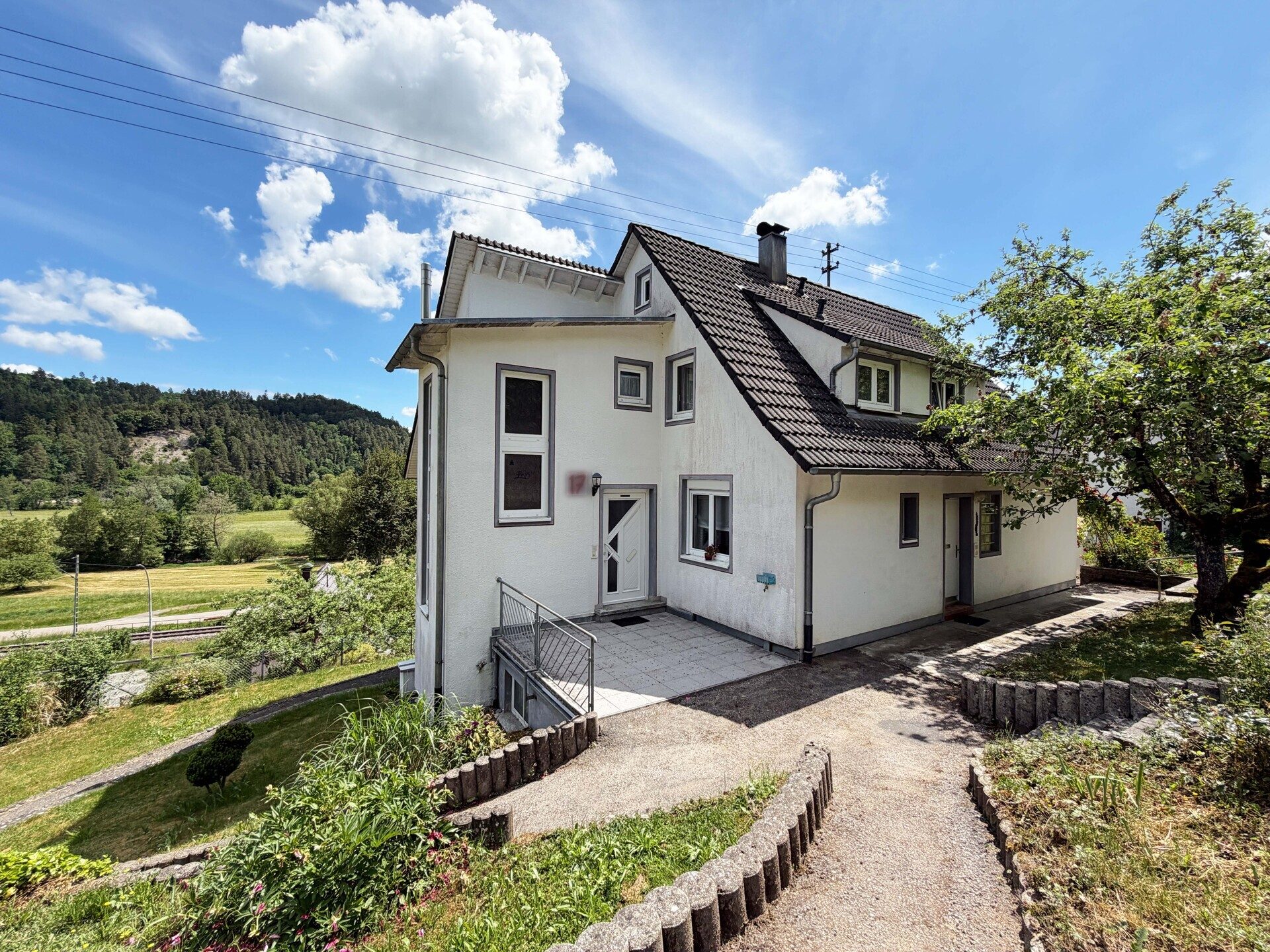 Immobilienangebot - Epfendorf - Alle - Familienhaus mit 2 Wohnungen.
7 Zimmer. 183 m². Traum-Ausblick.
3 Garagen. Herrliches Grundstück.