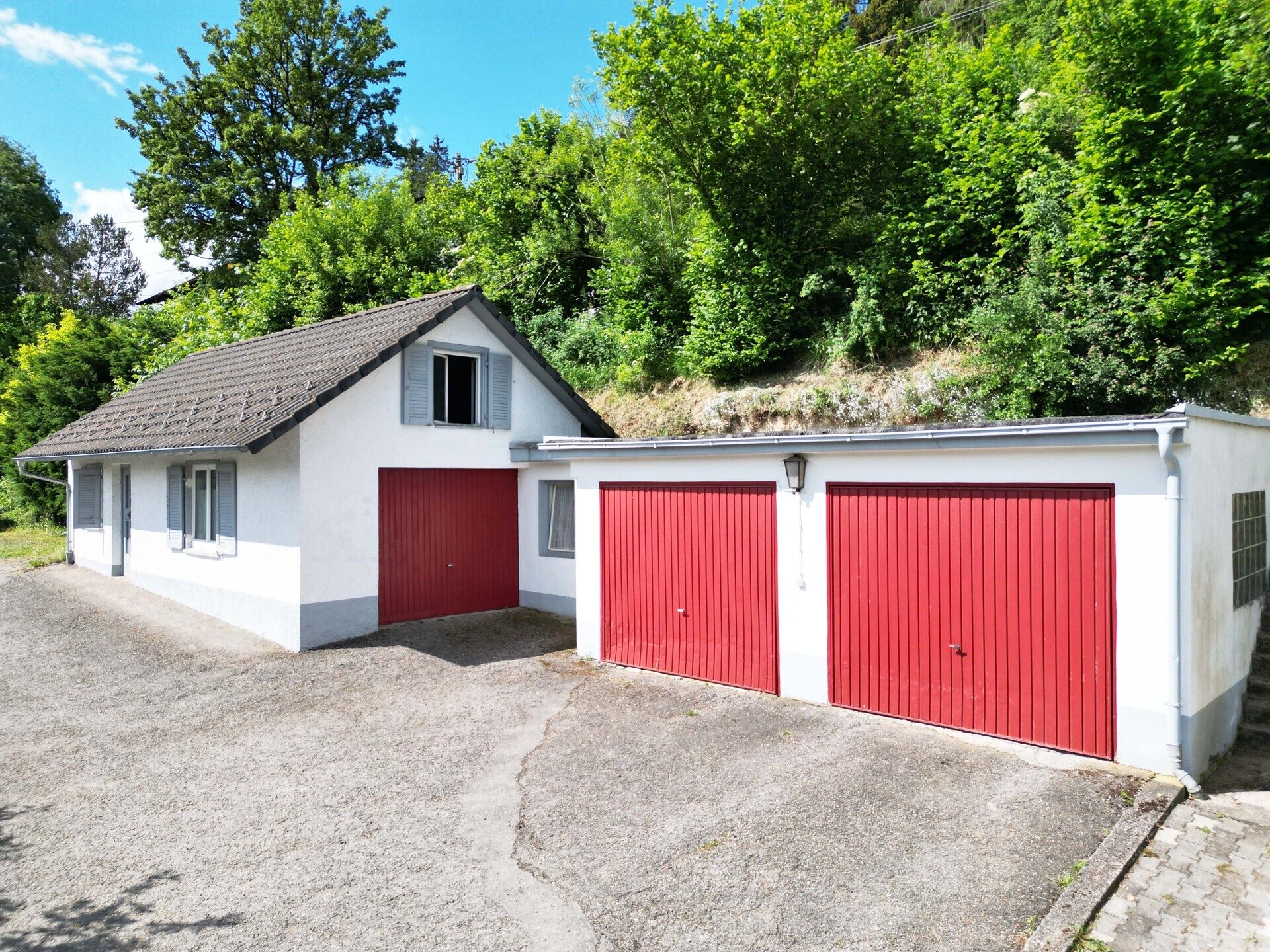 Immobilienangebot - Epfendorf - Alle - Familienhaus mit 2 Wohnungen.
7 Zimmer. 183 m². Traum-Ausblick.
3 Garagen. Herrliches Grundstück.