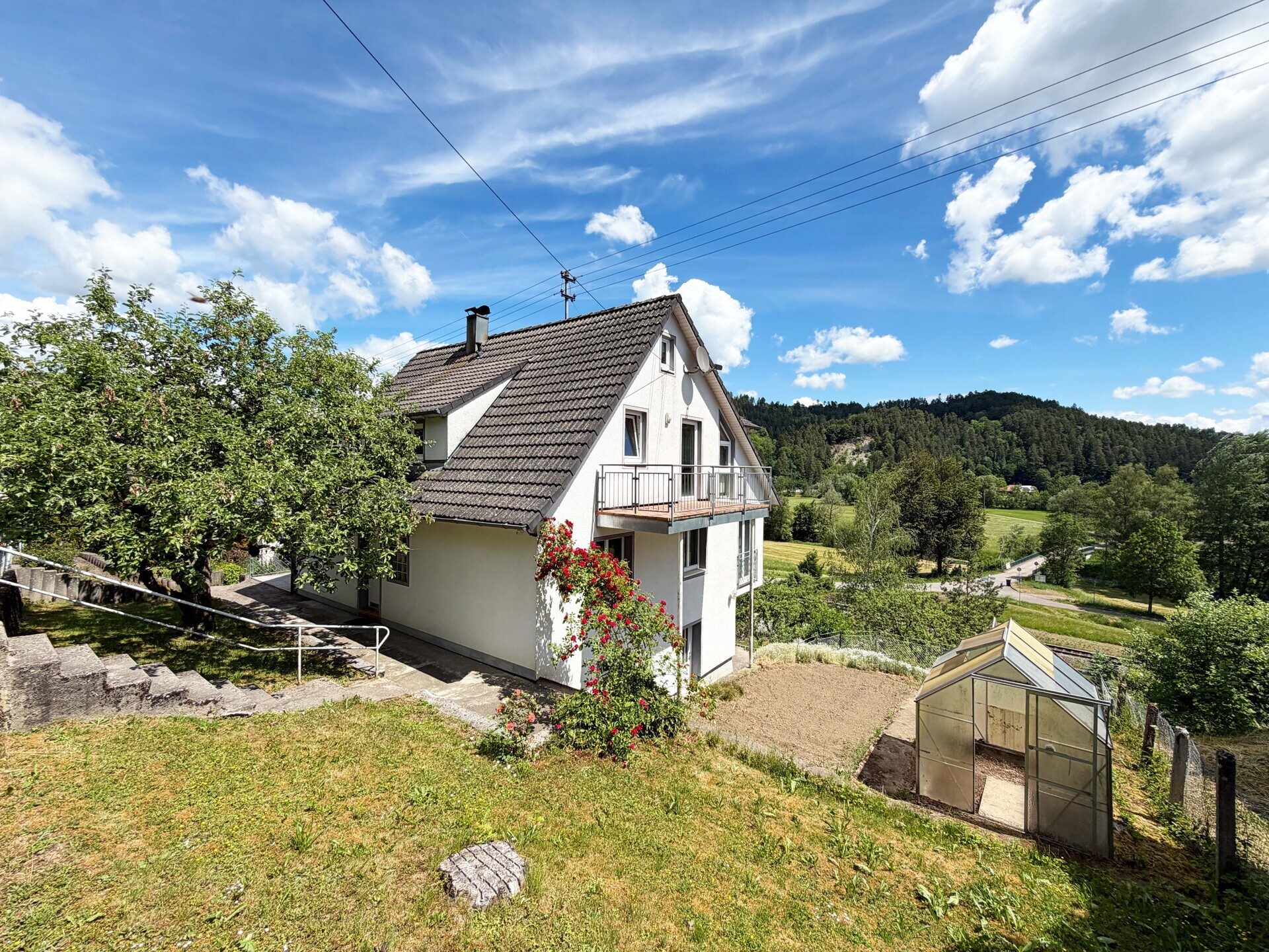 Immobilienangebot - Epfendorf - Alle - Familienhaus mit 2 Wohnungen.
7 Zimmer. 183 m². Traum-Ausblick.
3 Garagen. Herrliches Grundstück.