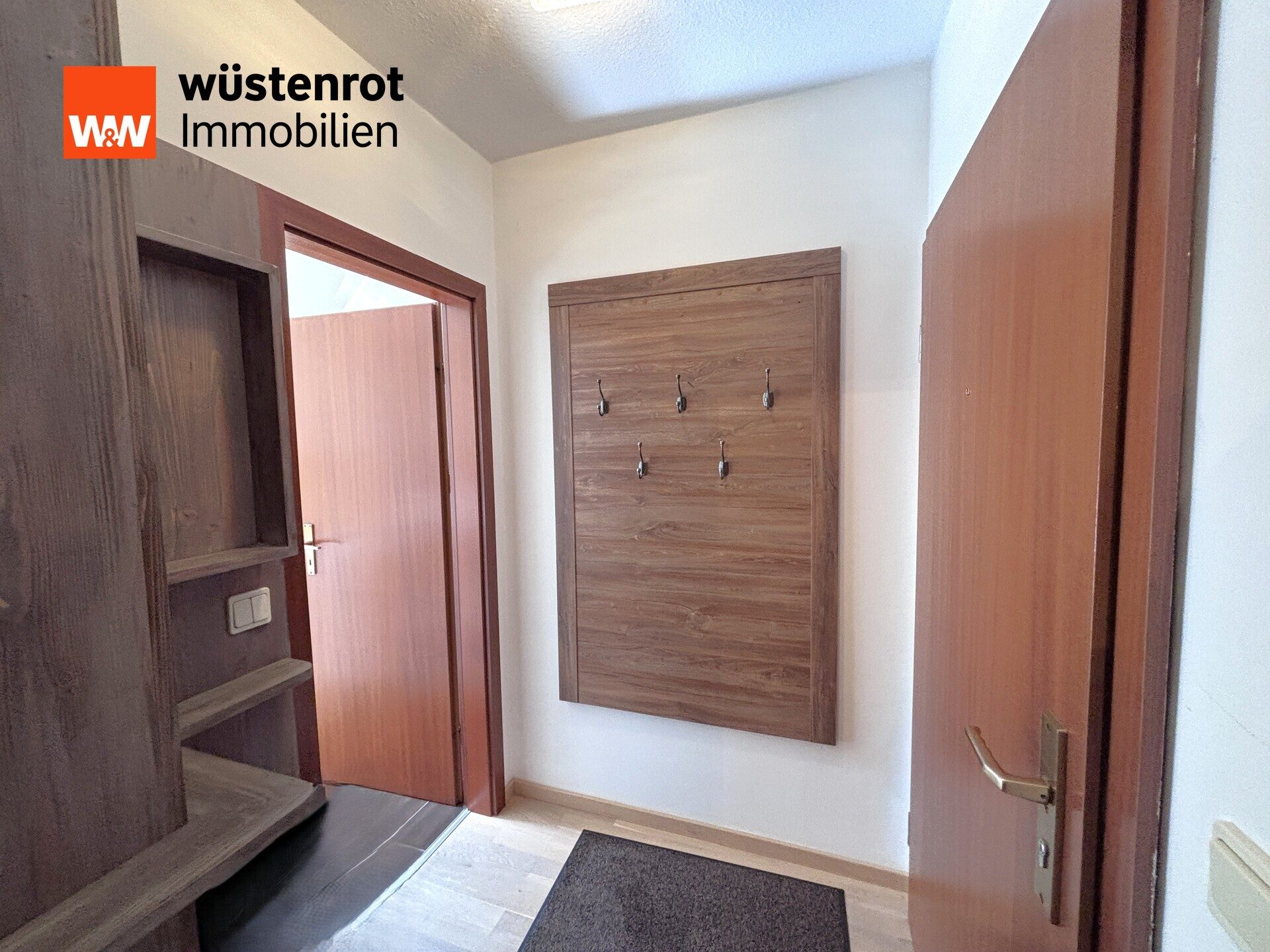 Immobilienangebot - Hersbruck - Alle - TOP renovierte 1-Zimmer-DG-Wohnung,
mit EBK, Aufzug und TG-Stellplatz in Citylage