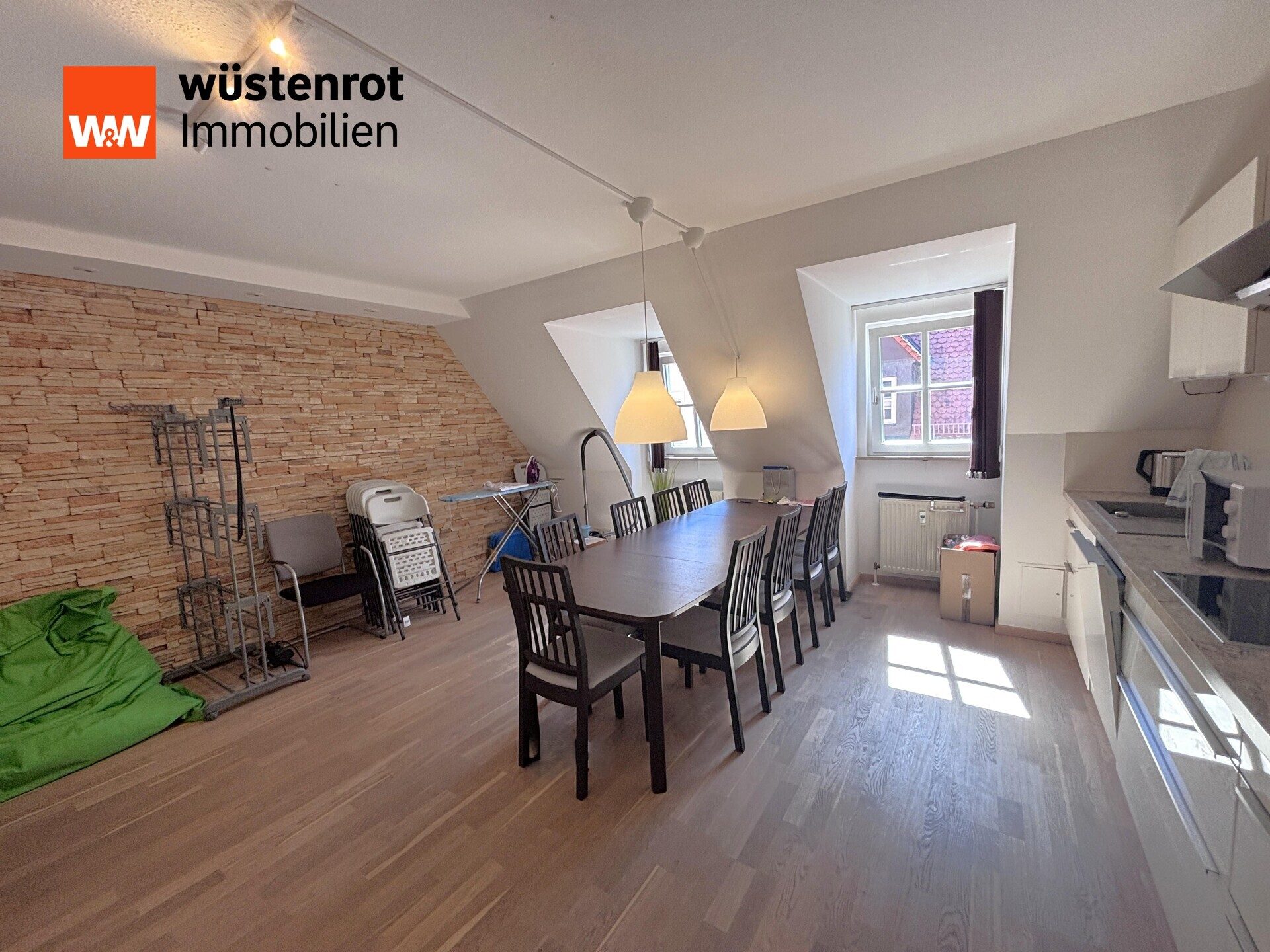 Immobilienangebot - Hersbruck - Alle - TOP renovierte 1-Zimmer-DG-Wohnung,
mit EBK, Aufzug und TG-Stellplatz in Citylage