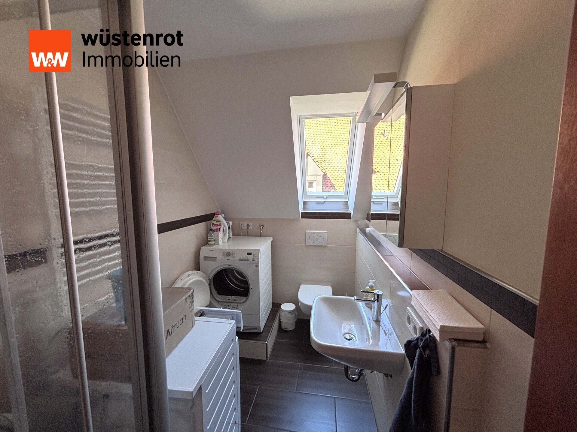 Immobilienangebot - Hersbruck - Alle - TOP renovierte 1-Zimmer-DG-Wohnung,
mit EBK, Aufzug und TG-Stellplatz in Citylage