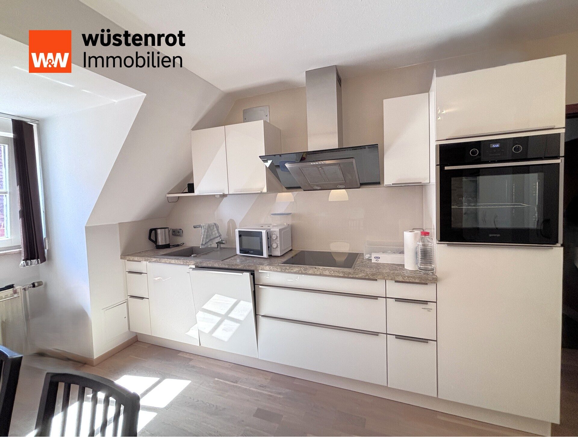 Immobilienangebot - Hersbruck - Alle - TOP renovierte 1-Zimmer-DG-Wohnung,
mit EBK, Aufzug und TG-Stellplatz in Citylage