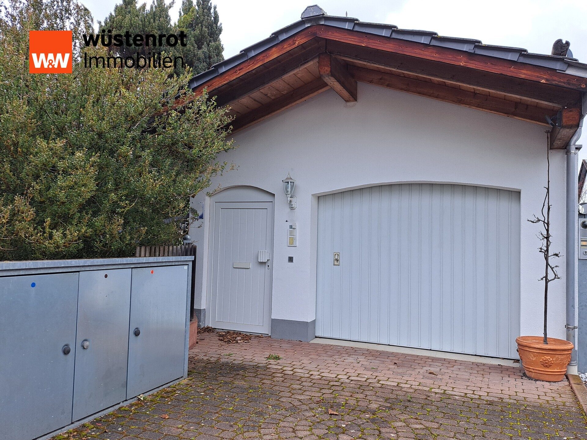 Immobilienangebot - München / Trudering - Alle - Älteres Einfamilienhaus mit eingewachsenem Grundstück in Trudering