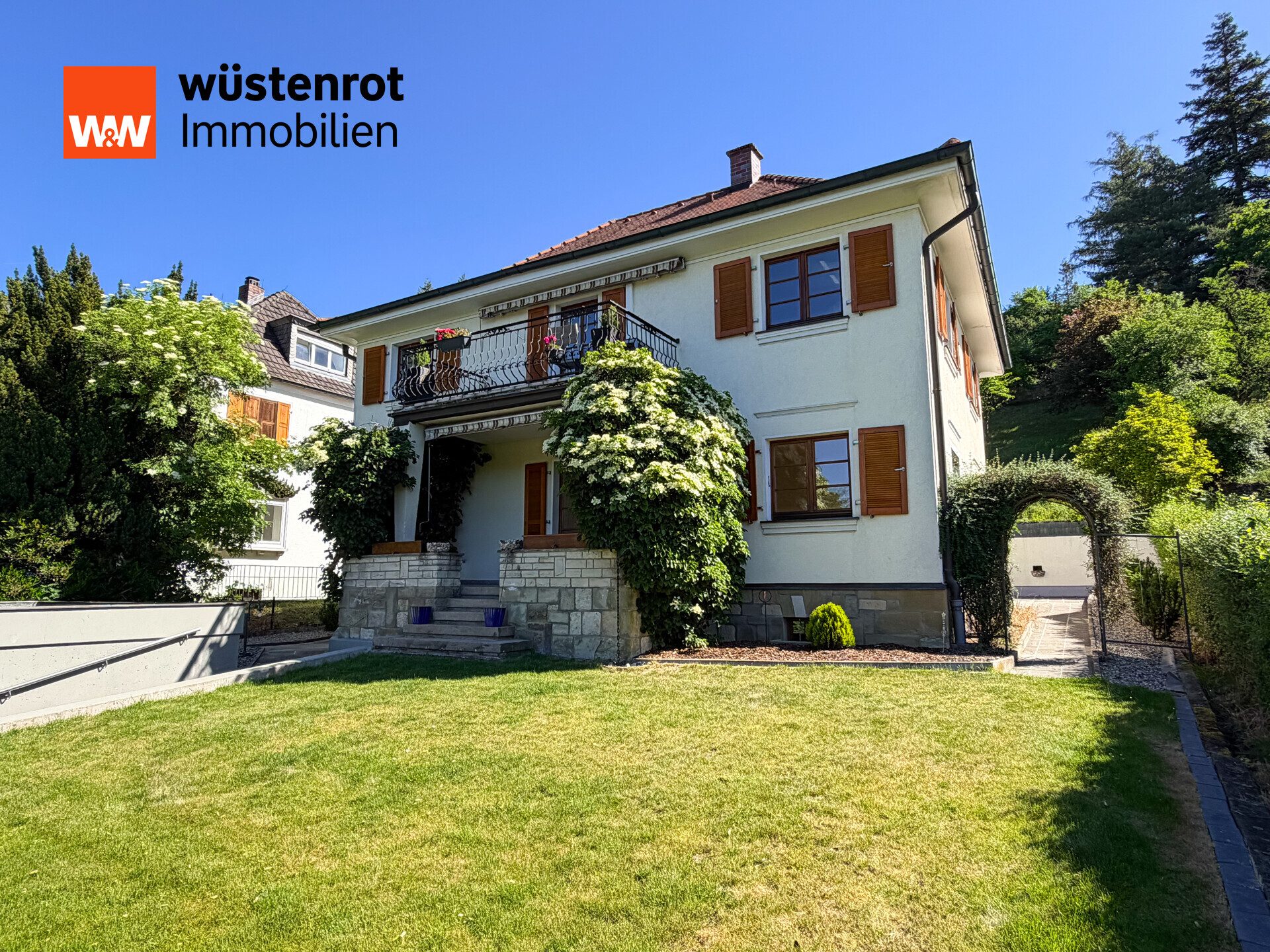 Immobilienangebot - Schweinfurt - Alle - Wohnen mit Mehrwert: Gepflegtes Zweifamilienhaus in gefragter Lage mit Gartenidylle