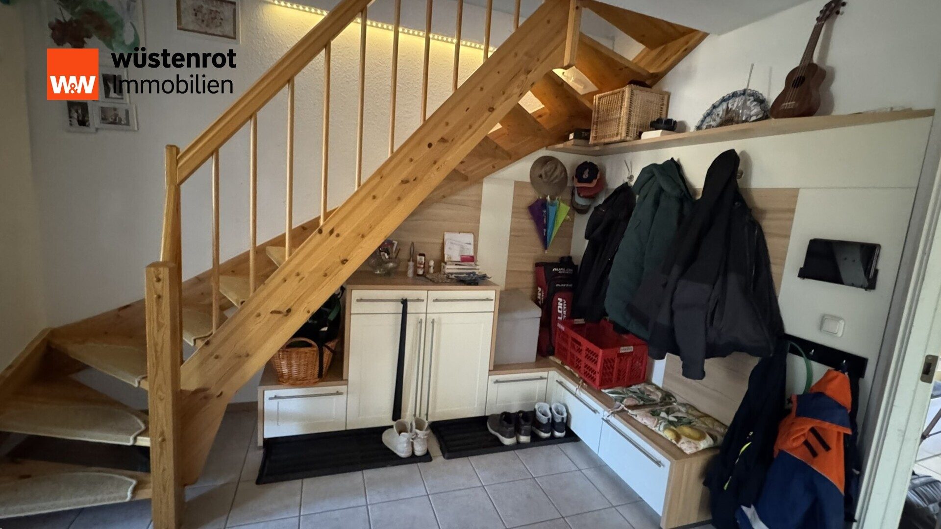 Flur – Garderobe und Treppe ins OG Immobilienangebot - Sanitz - Alle - WOW ! Raumwunder - Eigentum statt Miete - RMH kurz vor den Toren Rostocks sucht SIE