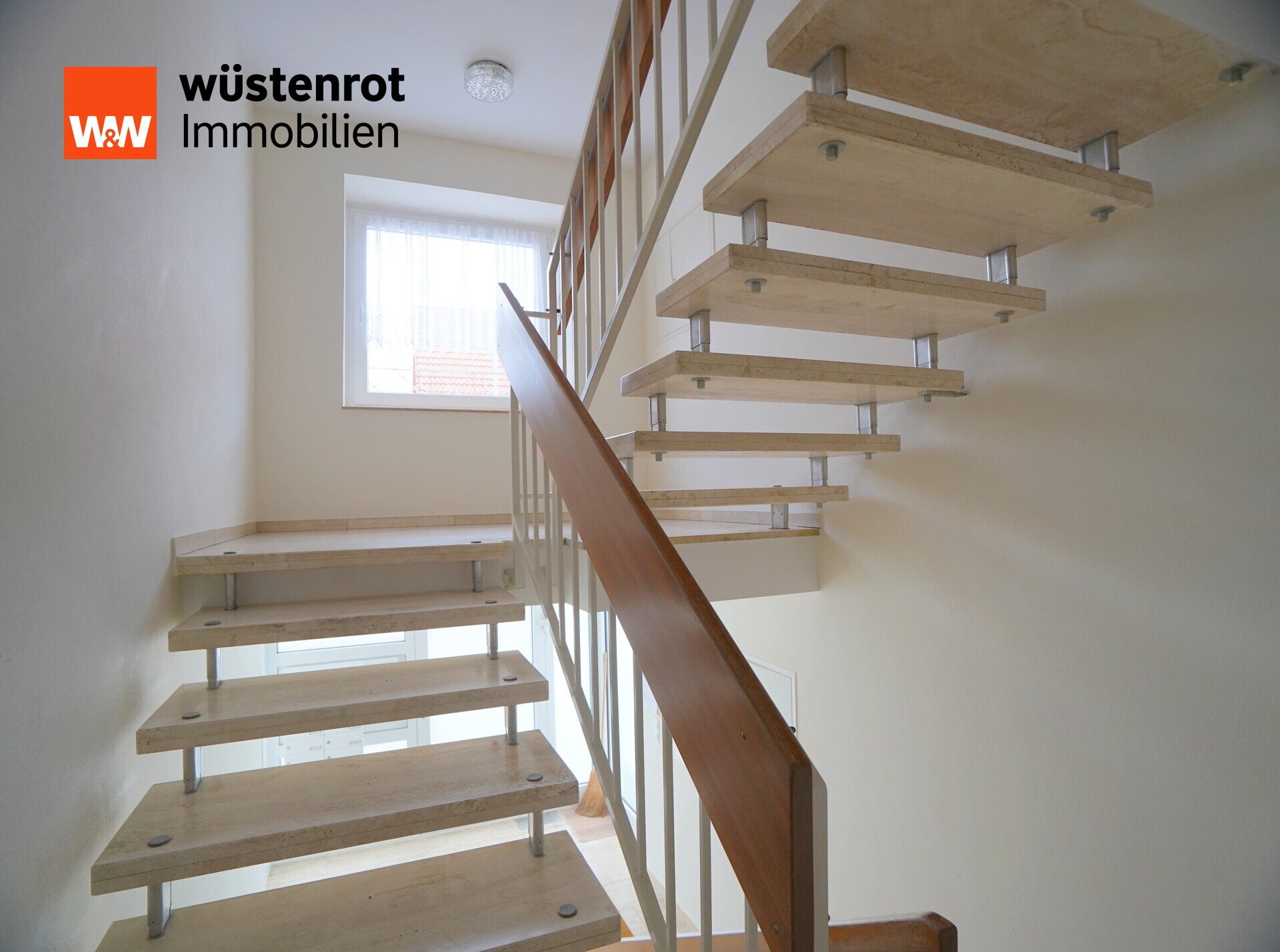 Immobilienangebot - Ochsenhausen - Alle - Sonniger Balkon, Stellplatz und viel Potenzial – 2-Zimmer-Wohnung in Ochsenhausen
