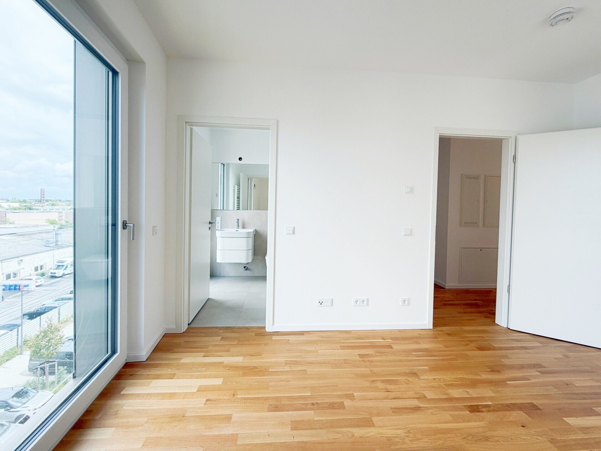 Schlafzimmer 1 mit Bad Immobilienangebot - Düsseldorf - Alle - Exklusive 3-Zimmer-Neubauwohnung am Albertussee | Neue Einbauküche | Südbalkon | Aufzug