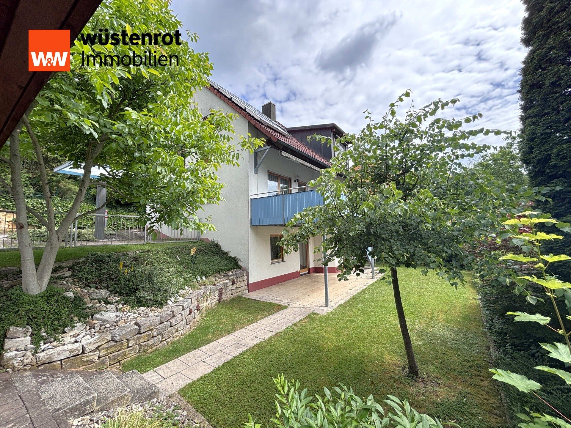 Süd-Westansicht mit pflegeleichten Garten