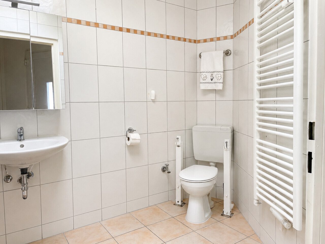 Immobilienangebot - Wölfersheim - Alle - Barrierefreie, renovierte 2 Zimmer Wohnung mit Balkon und Einbauküche in Wölfersheim