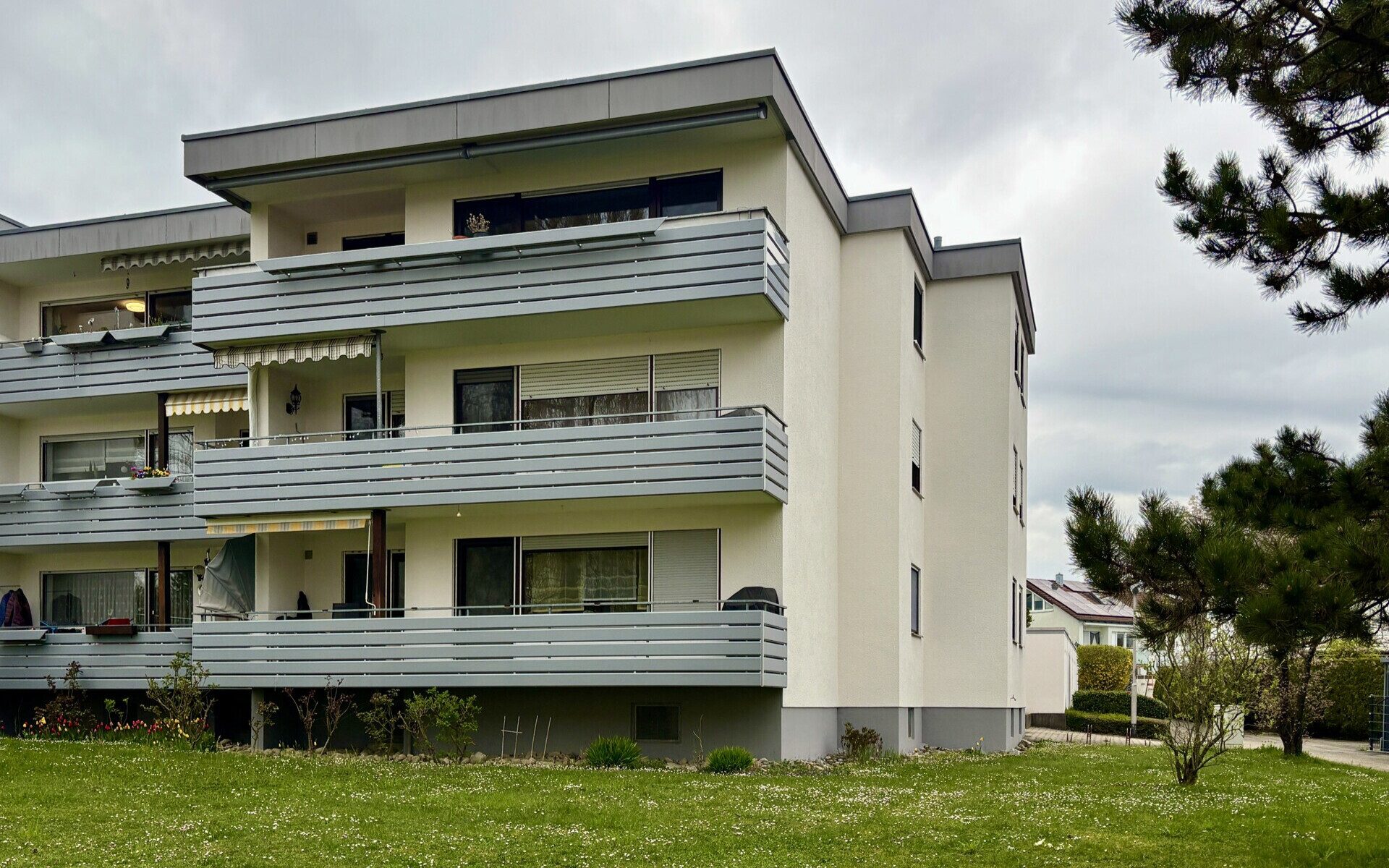 Immobilienangebot - Friedrichshafen / Manzell - Alle - Charmante 3,5 - 4-Zimmer-Wohnung im OG mit großer Sonnenloggia