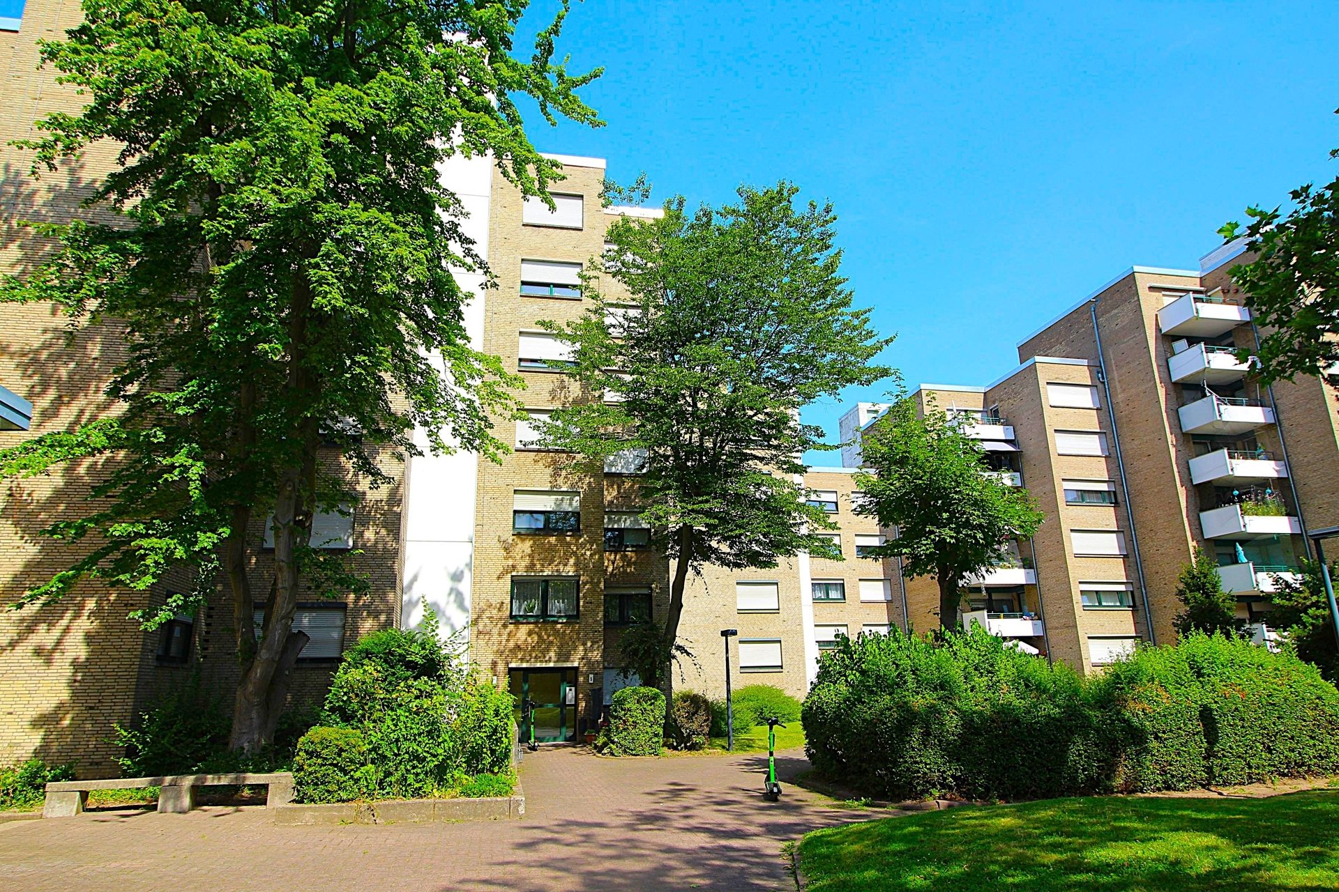 Immobilienangebot - Bonn / Tannenbusch - Alle - Sofort bezugsfrei! Gut geschnitten! Barrierearm! 4 Zimmer-Wohnung mit Balkon und TG-Stellplatz.