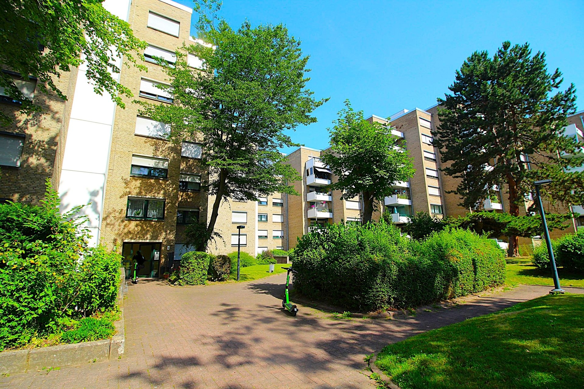 Immobilienangebot - Bonn / Tannenbusch - Alle - Sofort bezugsfrei! Gut geschnitten! Barrierearm! 4 Zimmer-Wohnung mit Balkon und TG-Stellplatz.