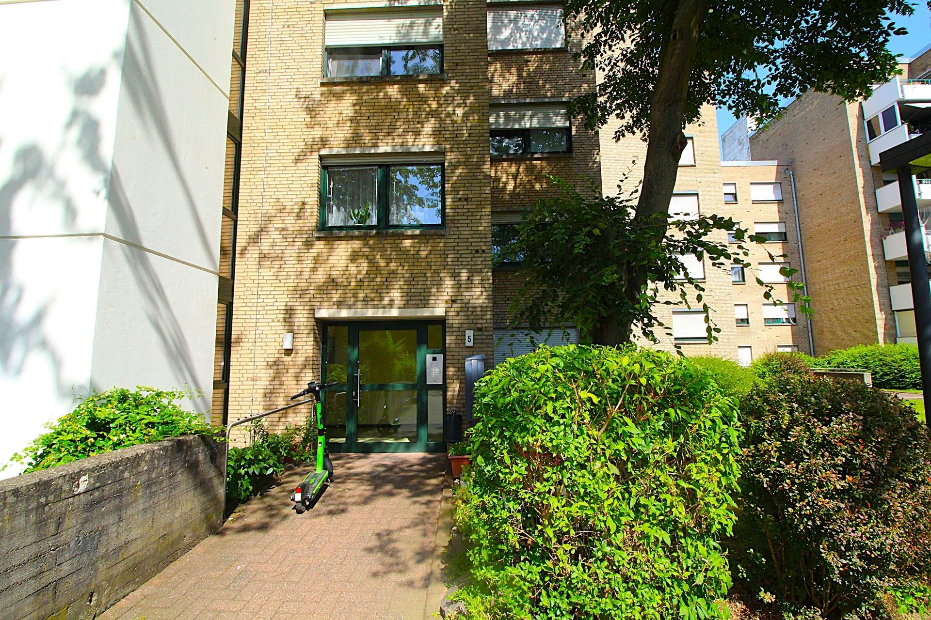 Immobilienangebot - Bonn / Tannenbusch - Alle - Sofort bezugsfrei! Gut geschnitten! Barrierearm! 4 Zimmer-Wohnung mit Balkon und TG-Stellplatz.