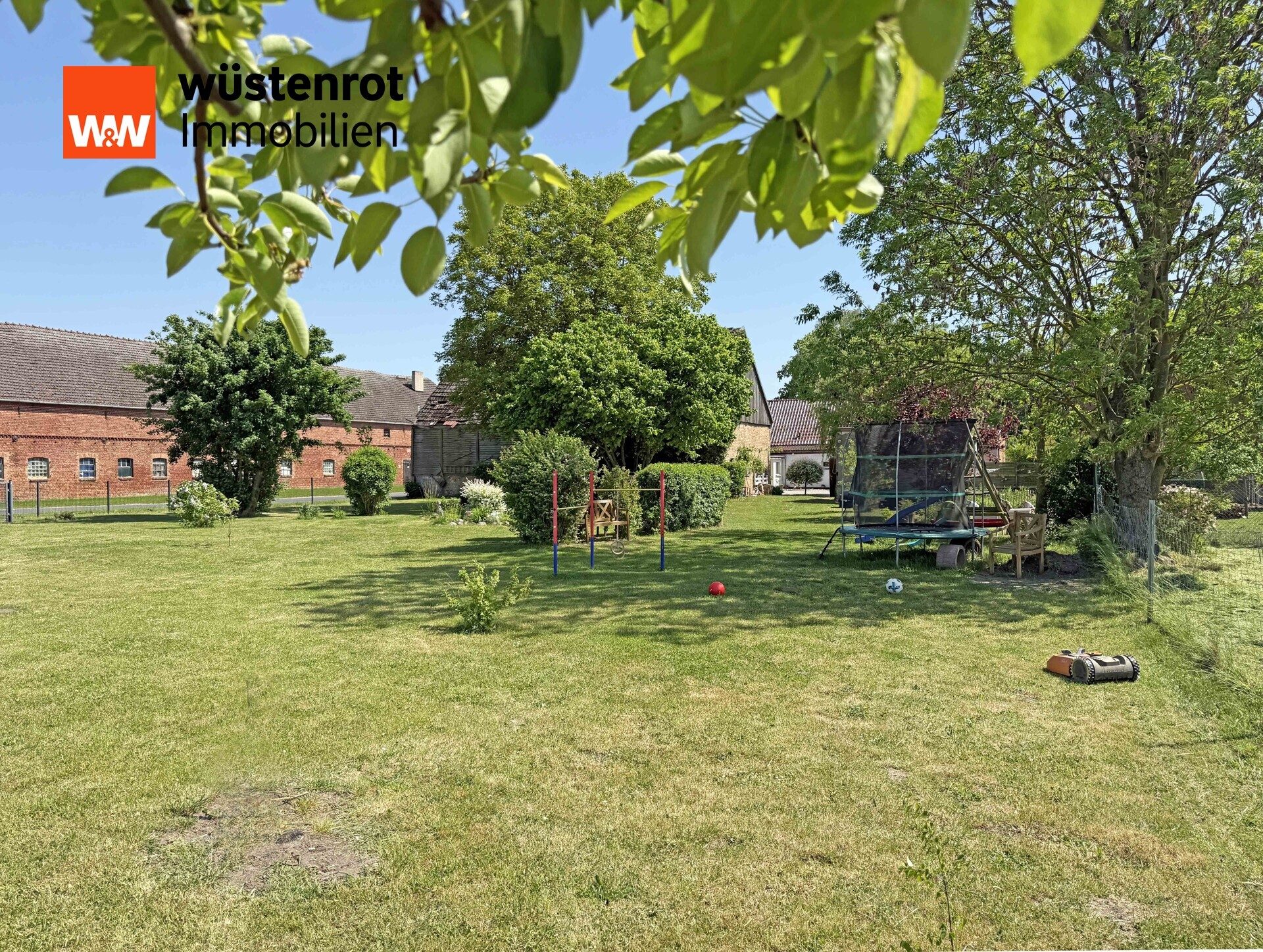 Immobilienangebot - Randowtal - Alle - MIT WÄRMEPUMPE UND PHOTOVOLTAIK: VIERSEITEN-MEHRGENERATIONENHOF MIT VIEL PLATZ FÜR MENSCH UND TIER