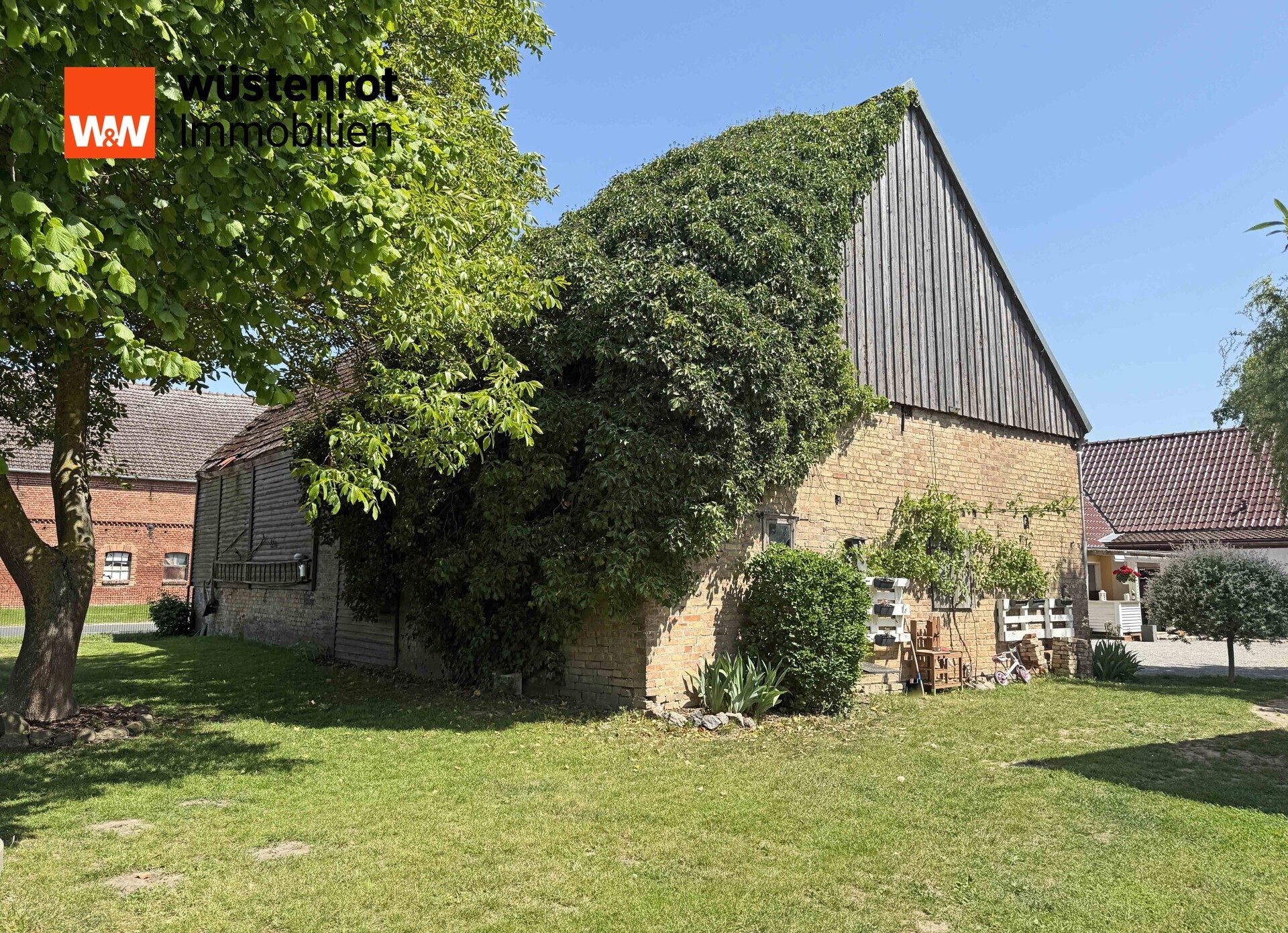 Immobilienangebot - Randowtal - Alle - MIT WÄRMEPUMPE UND PHOTOVOLTAIK: VIERSEITEN-MEHRGENERATIONENHOF MIT VIEL PLATZ FÜR MENSCH UND TIER