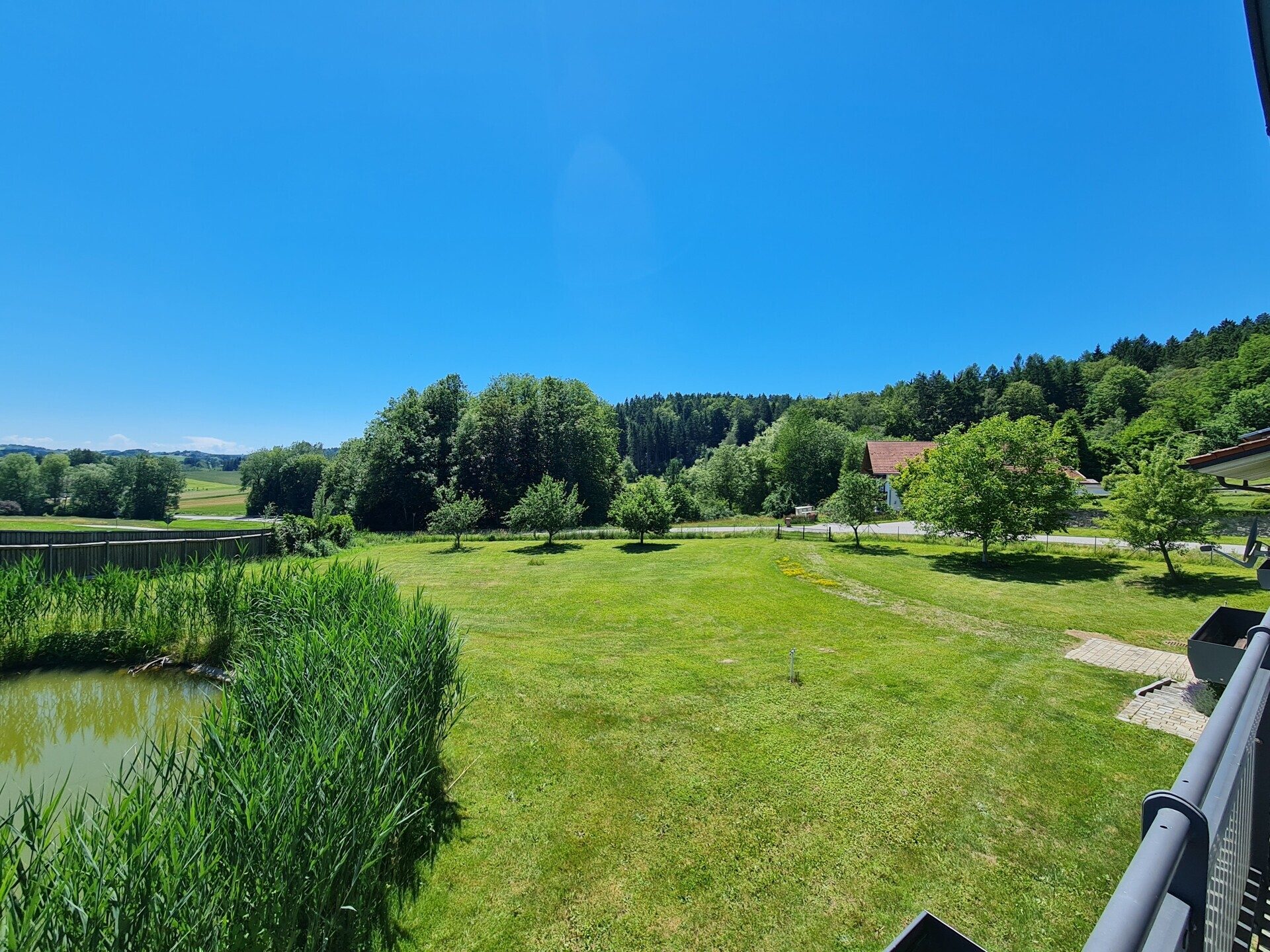 Immobilienangebot - Grafenau - Alle - Tür auf - Herz rein!
Modernes "Sacherl" in sonniger Lage, mit PV-Anlage, Teich und mega Garten.