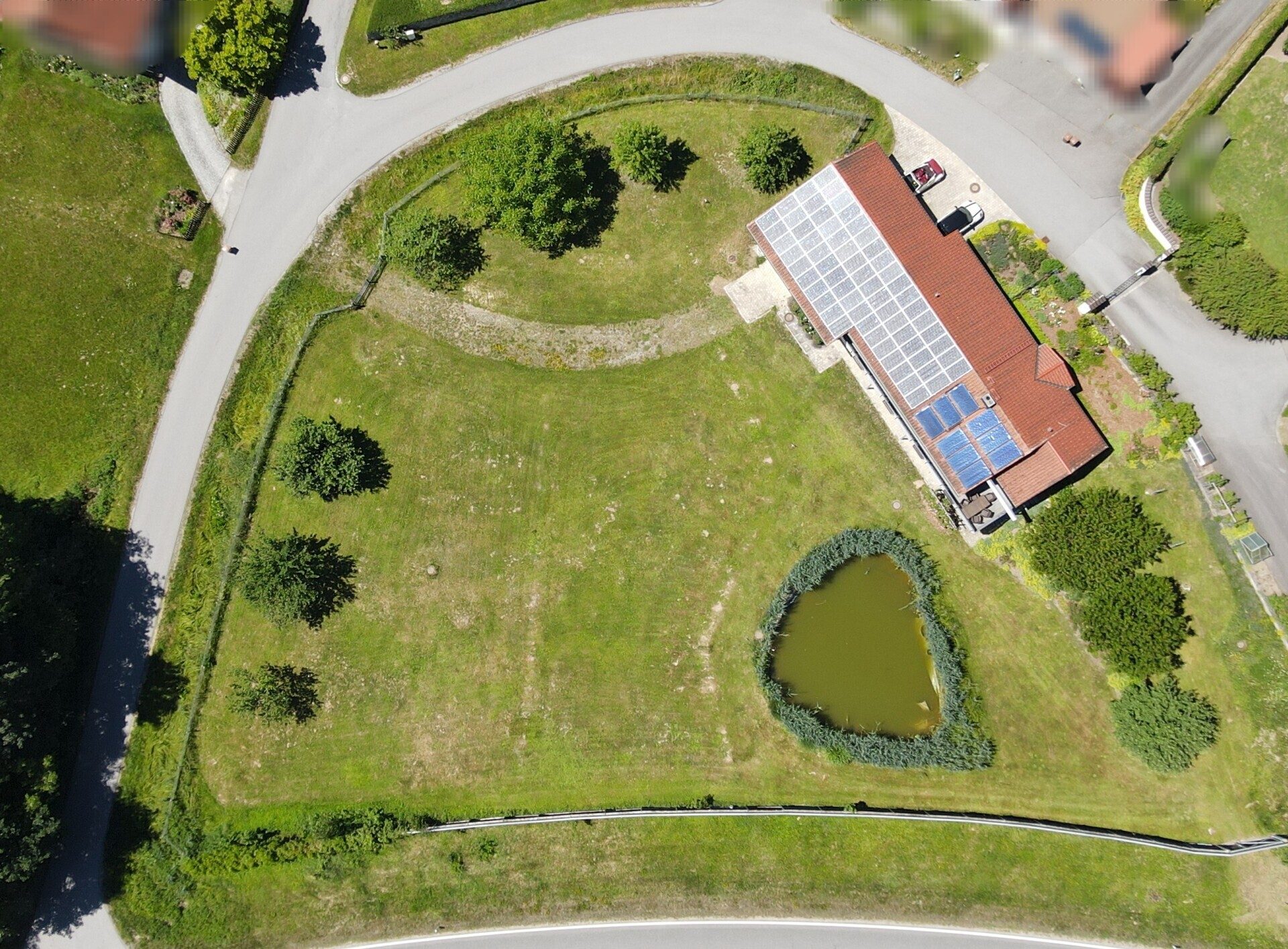 Immobilienangebot - Grafenau - Alle - Tür auf - Herz rein!
Modernes "Sacherl" in sonniger Lage, mit PV-Anlage, Teich und mega Garten.
