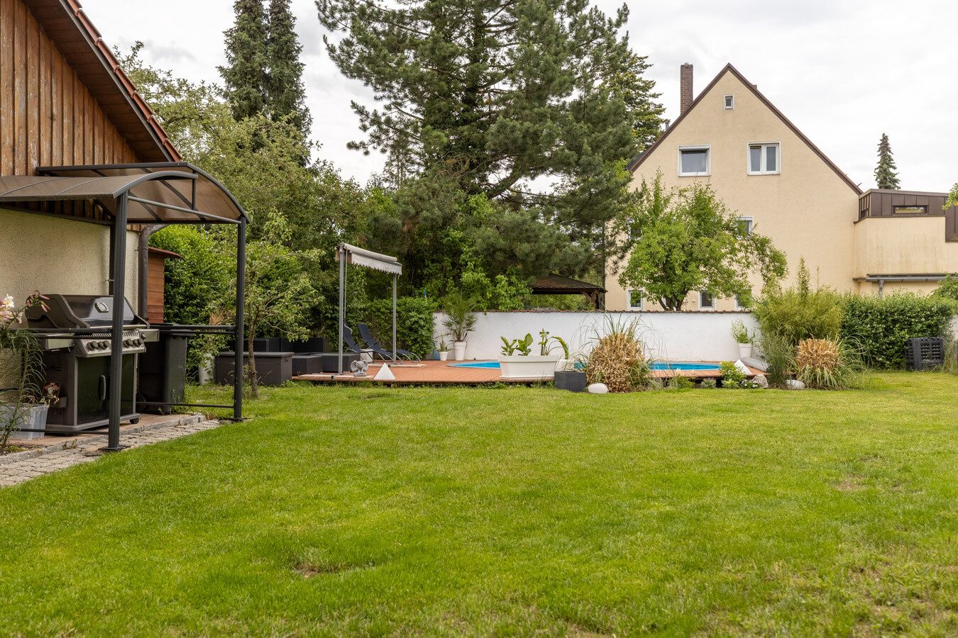 Immobilienangebot - München-Allach - Alle - Seltene Gelegenheit in München-Allach: Fünfparteienhaus mit traumhaftem Grundstück, Pool und Garten