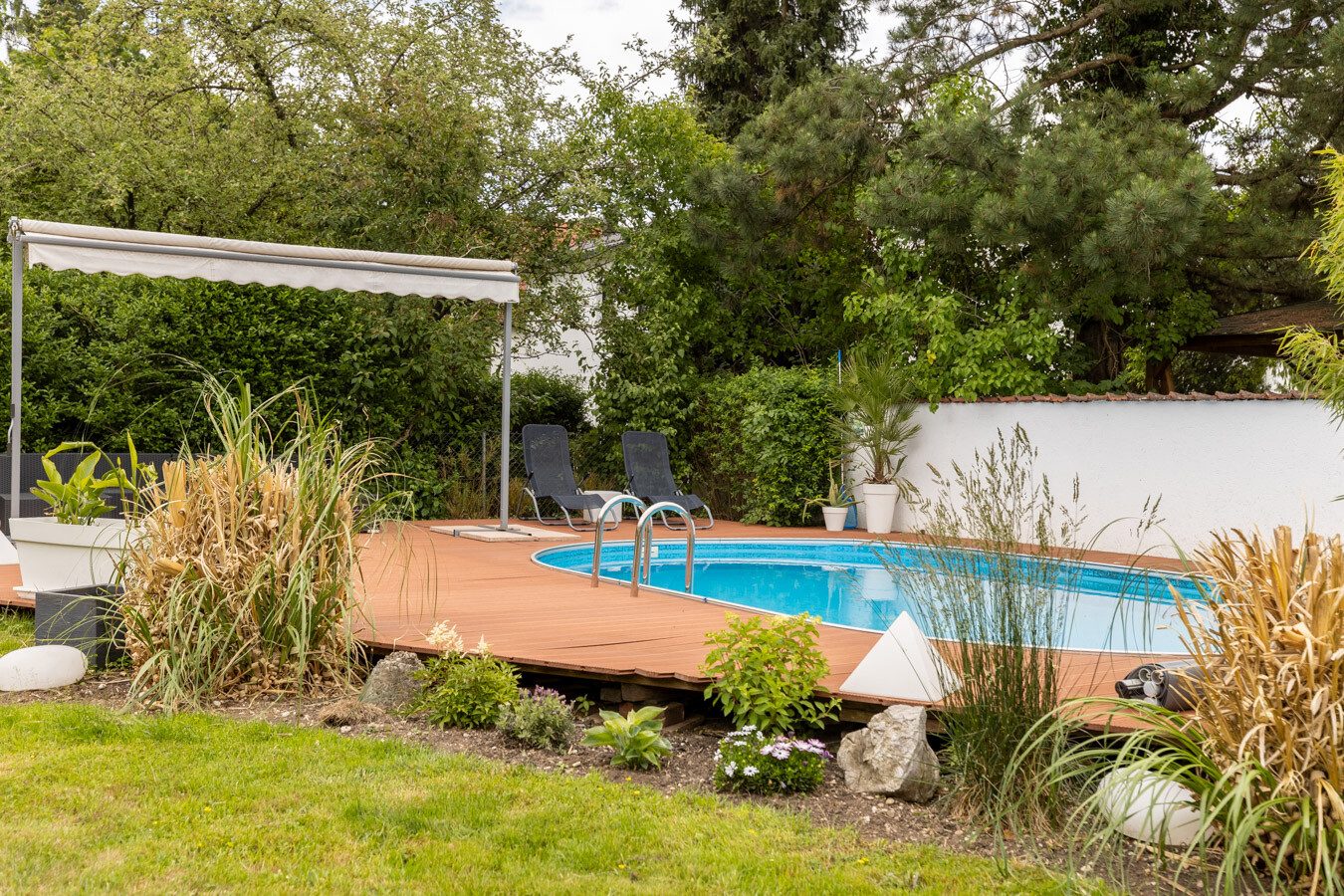 Immobilienangebot - München-Allach - Alle - Seltene Gelegenheit in München-Allach: Fünfparteienhaus mit traumhaftem Grundstück, Pool und Garten