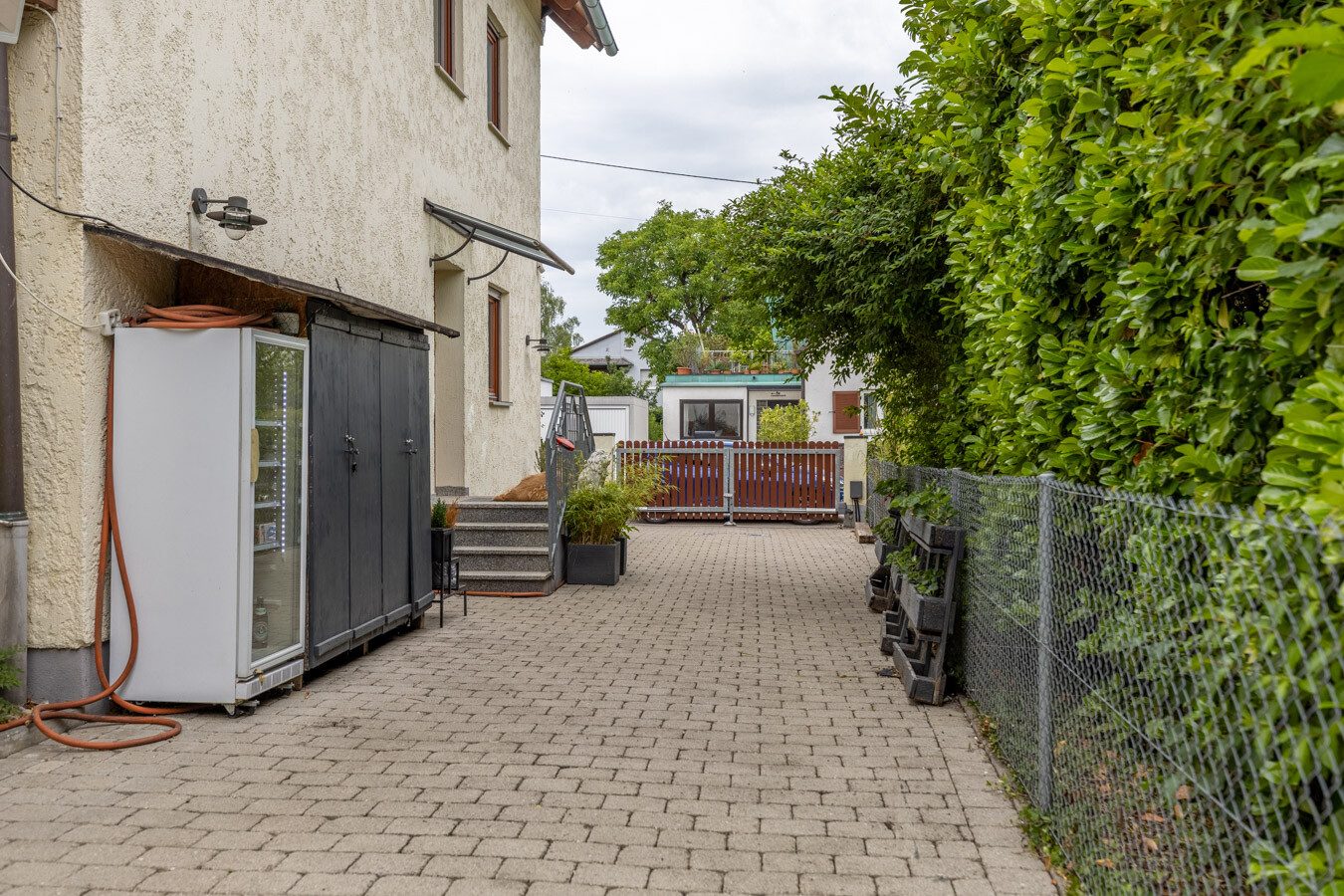 Immobilienangebot - München-Allach - Alle - Seltene Gelegenheit in München-Allach: Fünfparteienhaus mit traumhaftem Grundstück, Pool und Garten