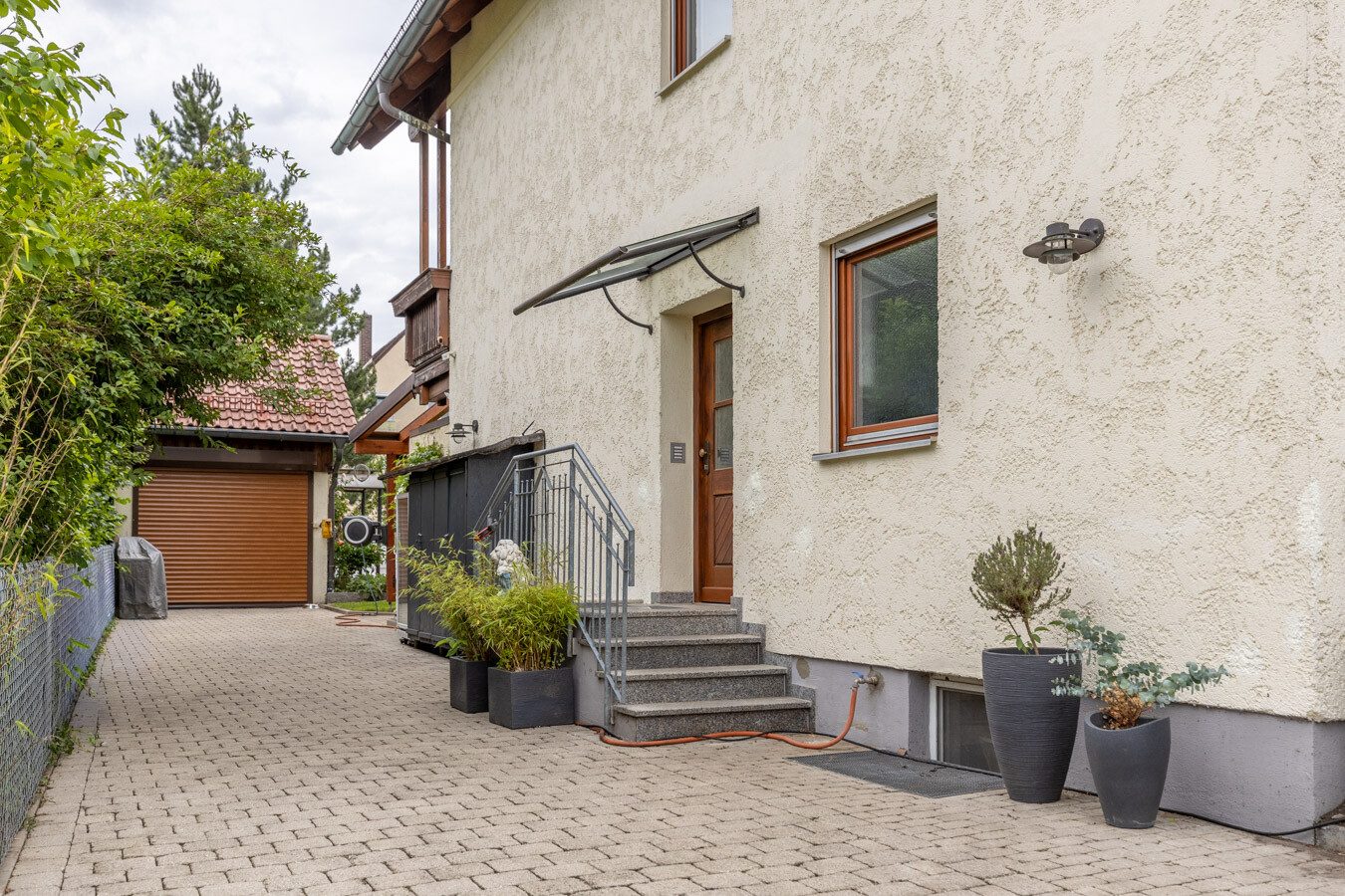 Immobilienangebot - München-Allach - Alle - Seltene Gelegenheit in München-Allach: Fünfparteienhaus mit traumhaftem Grundstück, Pool und Garten