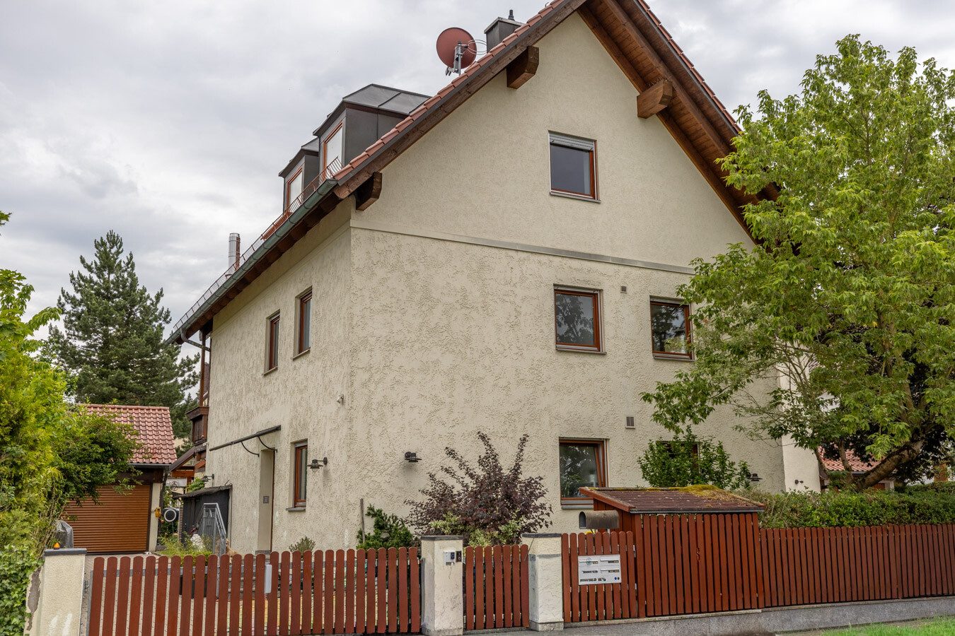 Immobilienangebot - München-Allach - Alle - Seltene Gelegenheit in München-Allach: Fünfparteienhaus mit traumhaftem Grundstück, Pool und Garten
