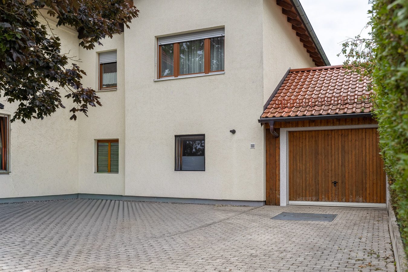 Immobilienangebot - München-Allach - Alle - Seltene Gelegenheit in München-Allach: Fünfparteienhaus mit traumhaftem Grundstück, Pool und Garten