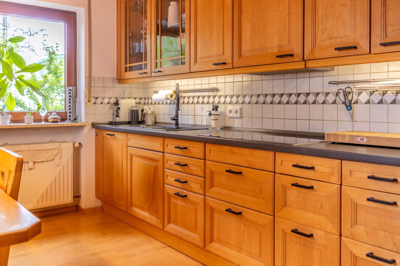 Immobilienangebot - München-Allach - Alle - Seltene Gelegenheit in München-Allach: Fünfparteienhaus mit traumhaftem Grundstück, Pool und Garten
