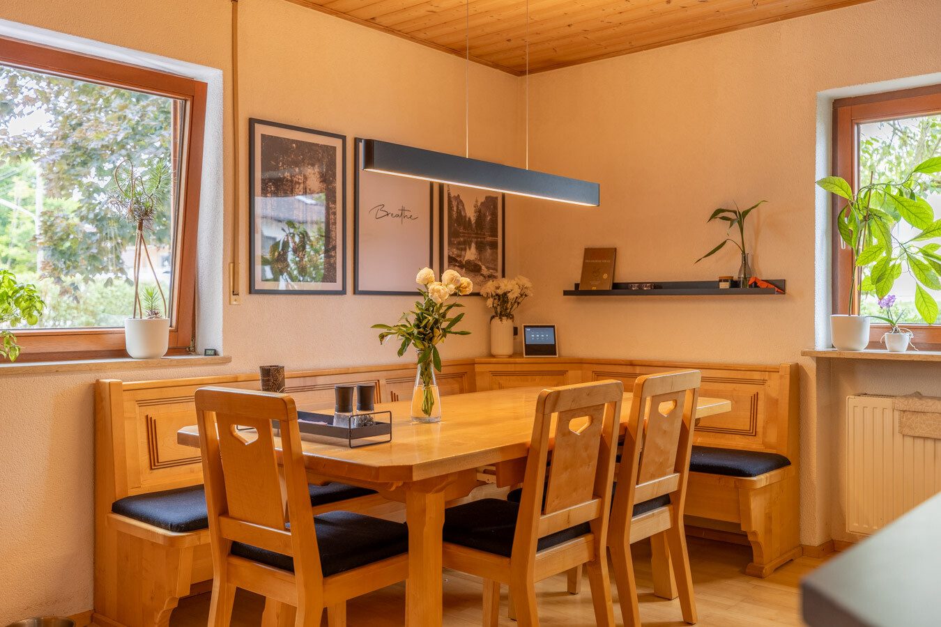 Immobilienangebot - München-Allach - Alle - Seltene Gelegenheit in München-Allach: Fünfparteienhaus mit traumhaftem Grundstück, Pool und Garten