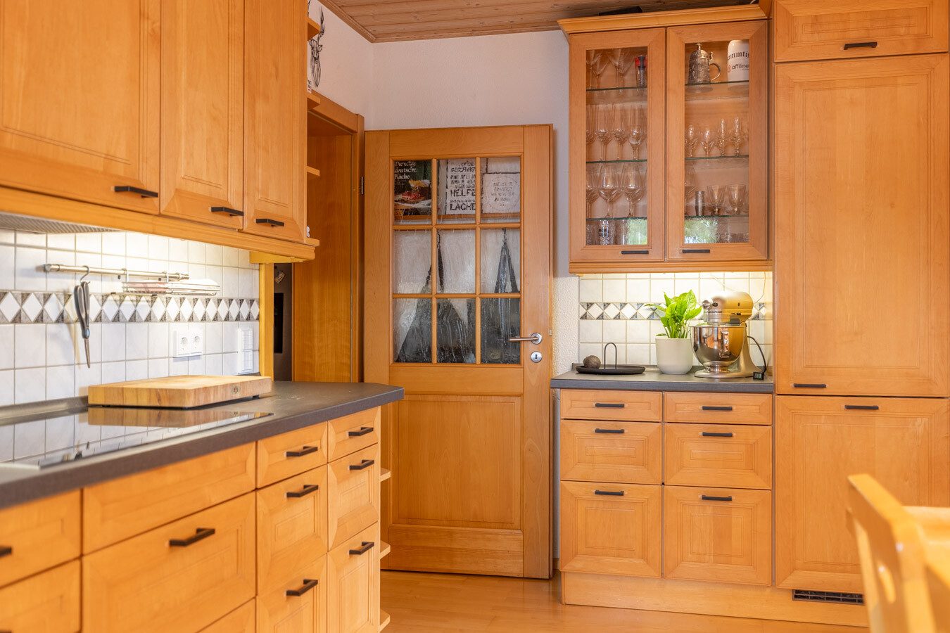 Immobilienangebot - München-Allach - Alle - Seltene Gelegenheit in München-Allach: Fünfparteienhaus mit traumhaftem Grundstück, Pool und Garten