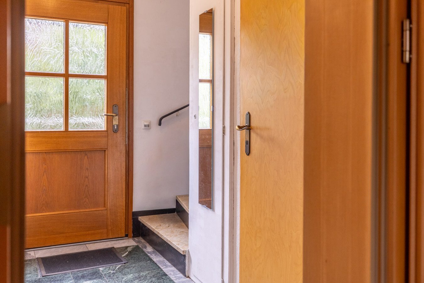 Immobilienangebot - München-Allach - Alle - Seltene Gelegenheit in München-Allach: Fünfparteienhaus mit traumhaftem Grundstück, Pool und Garten