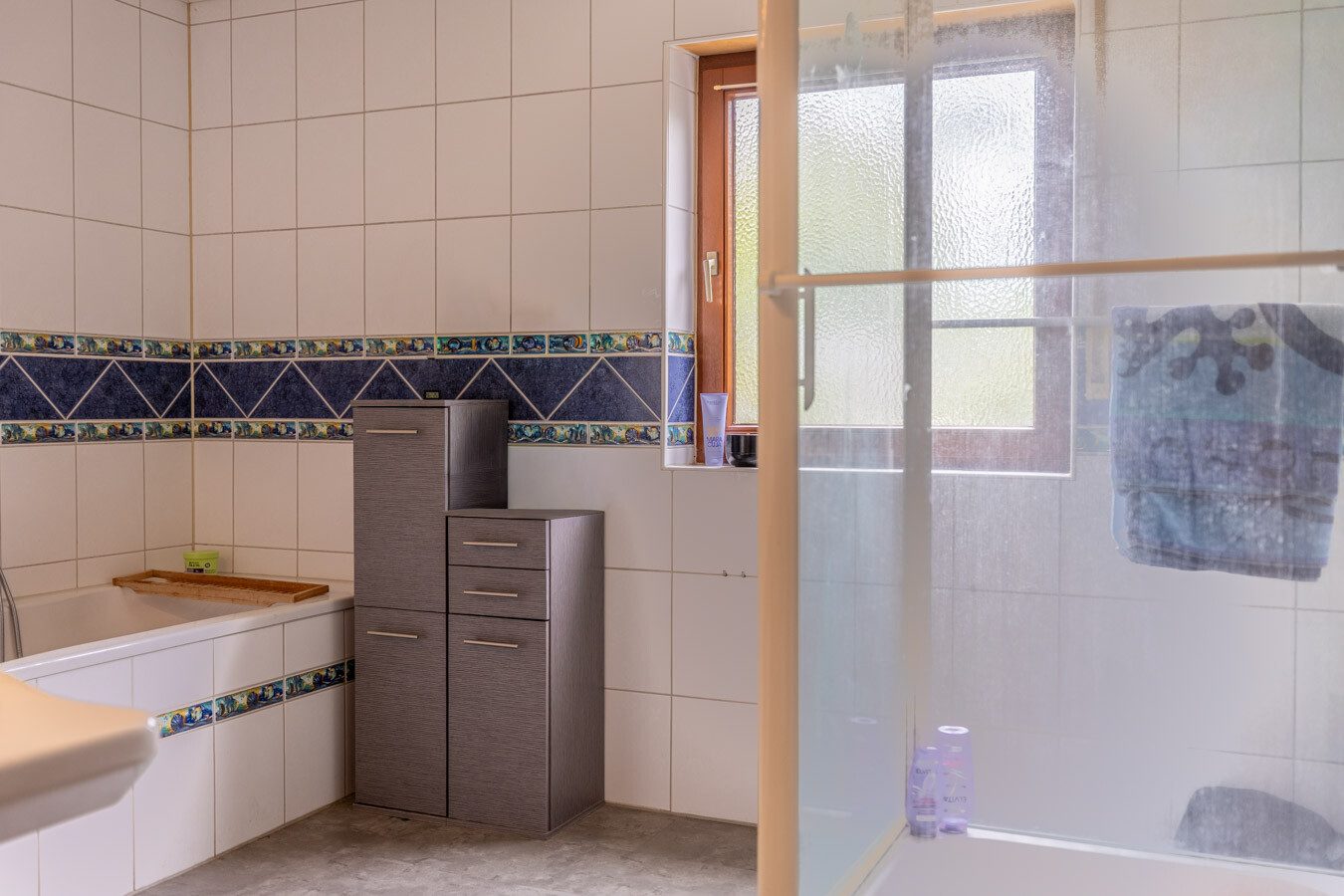 Immobilienangebot - München-Allach - Alle - Seltene Gelegenheit in München-Allach: Fünfparteienhaus mit traumhaftem Grundstück, Pool und Garten