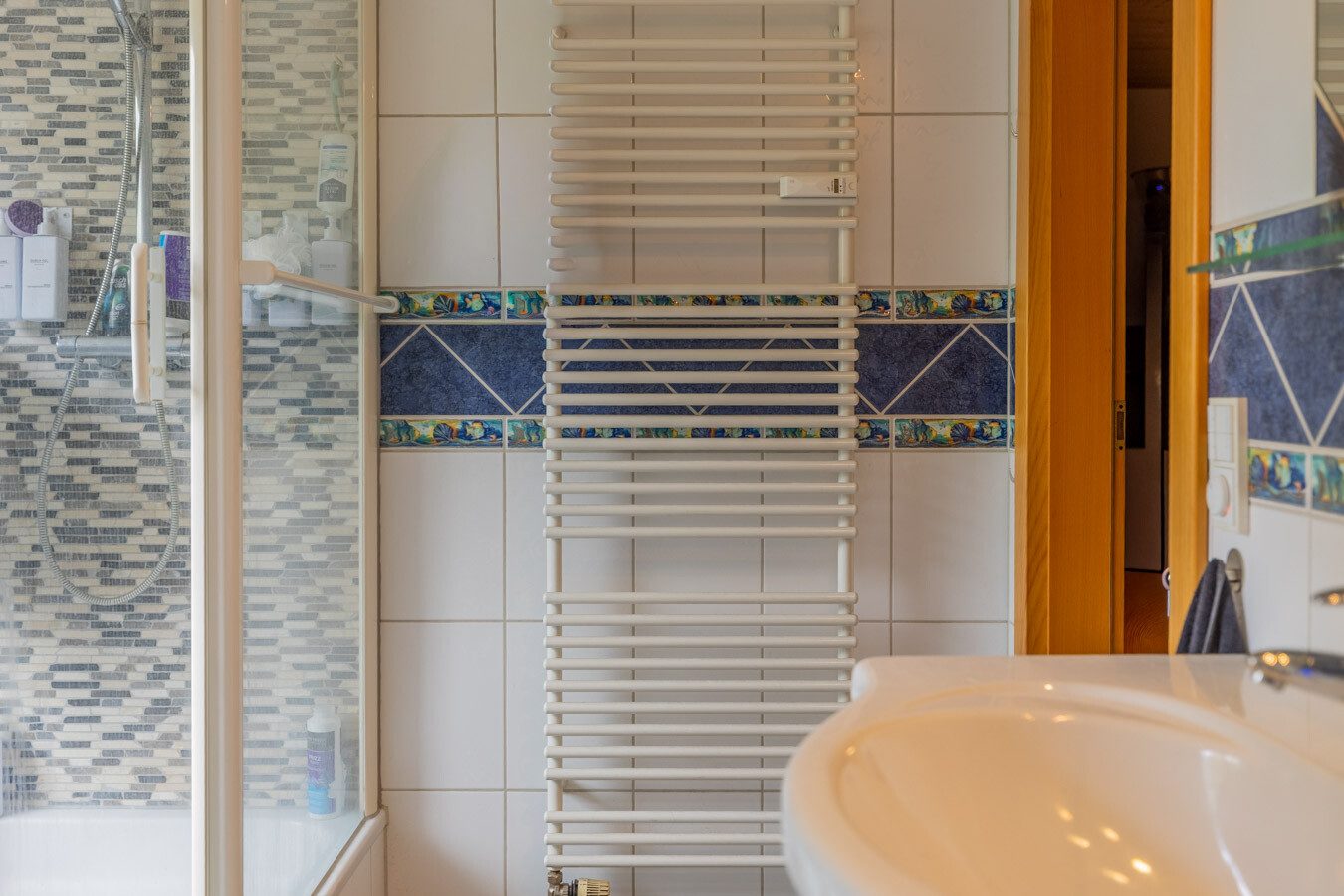 Immobilienangebot - München-Allach - Alle - Seltene Gelegenheit in München-Allach: Fünfparteienhaus mit traumhaftem Grundstück, Pool und Garten