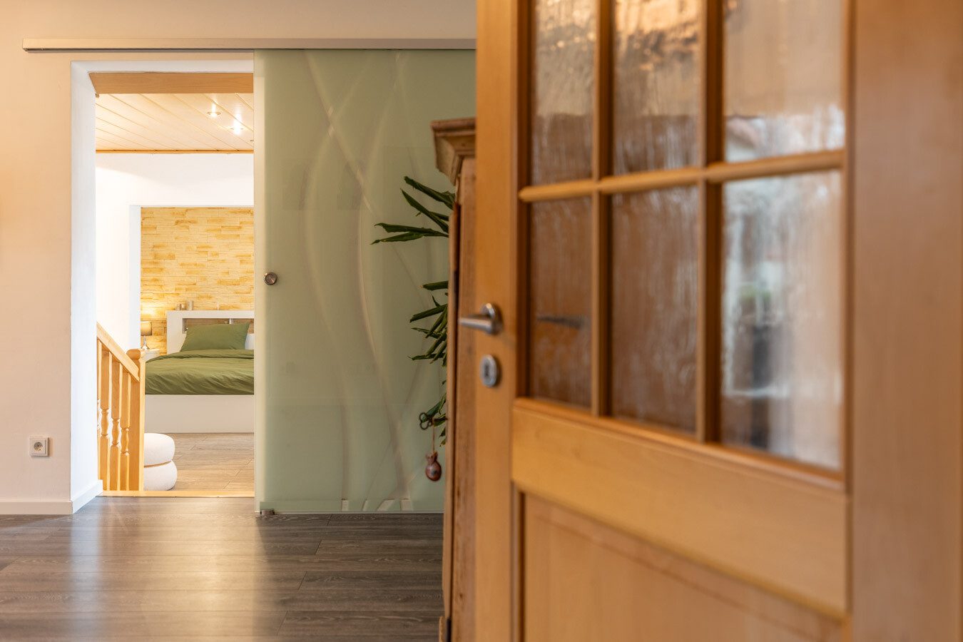 Immobilienangebot - München-Allach - Alle - Seltene Gelegenheit in München-Allach: Fünfparteienhaus mit traumhaftem Grundstück, Pool und Garten