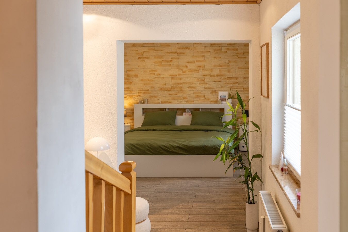 Immobilienangebot - München-Allach - Alle - Seltene Gelegenheit in München-Allach: Fünfparteienhaus mit traumhaftem Grundstück, Pool und Garten