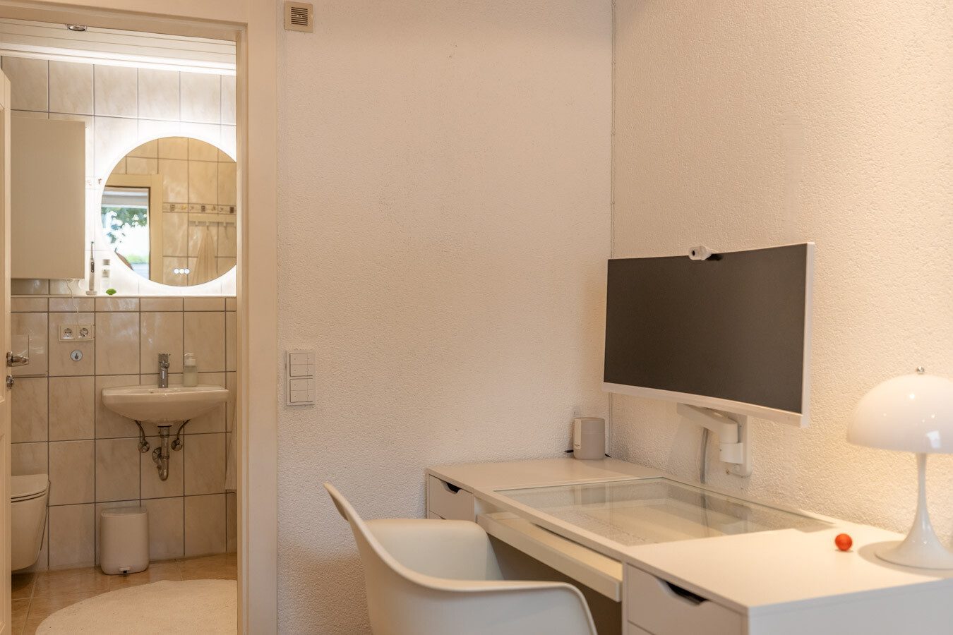 Immobilienangebot - München-Allach - Alle - Seltene Gelegenheit in München-Allach: Fünfparteienhaus mit traumhaftem Grundstück, Pool und Garten