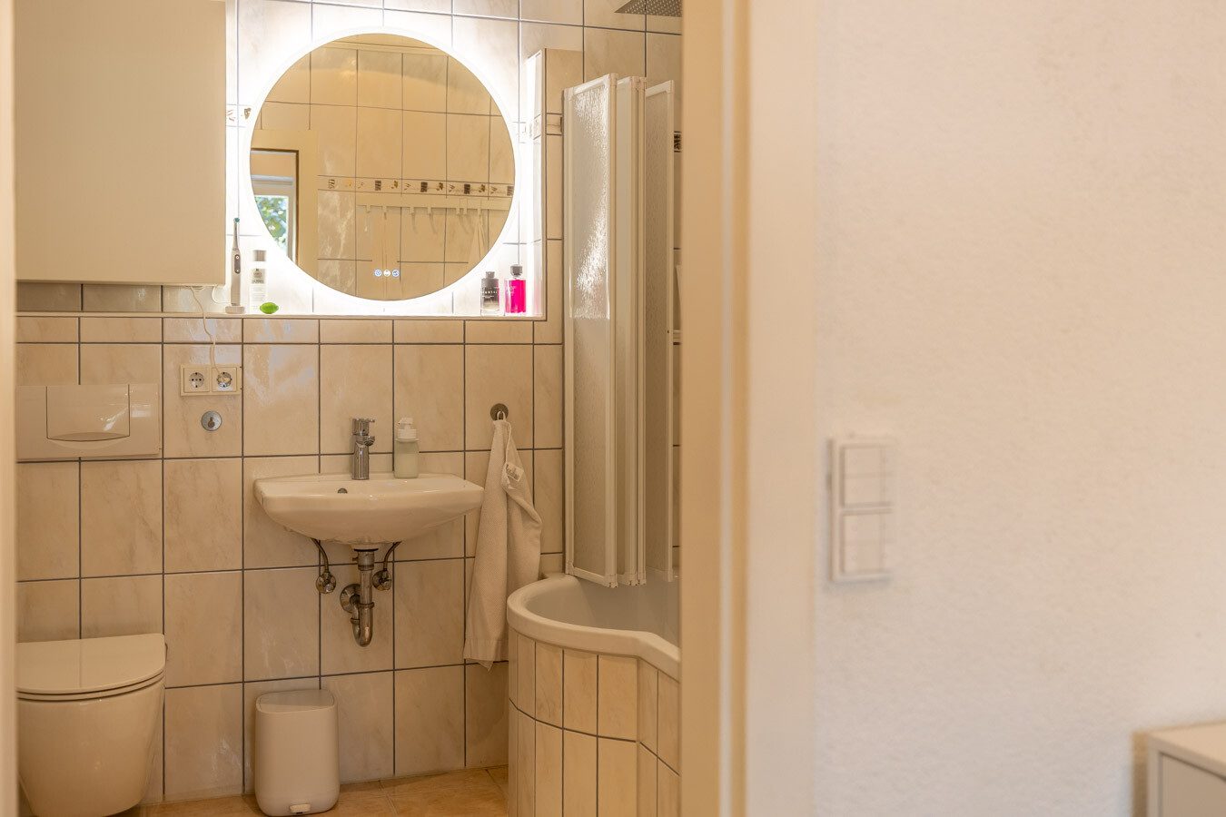 Immobilienangebot - München-Allach - Alle - Seltene Gelegenheit in München-Allach: Fünfparteienhaus mit traumhaftem Grundstück, Pool und Garten