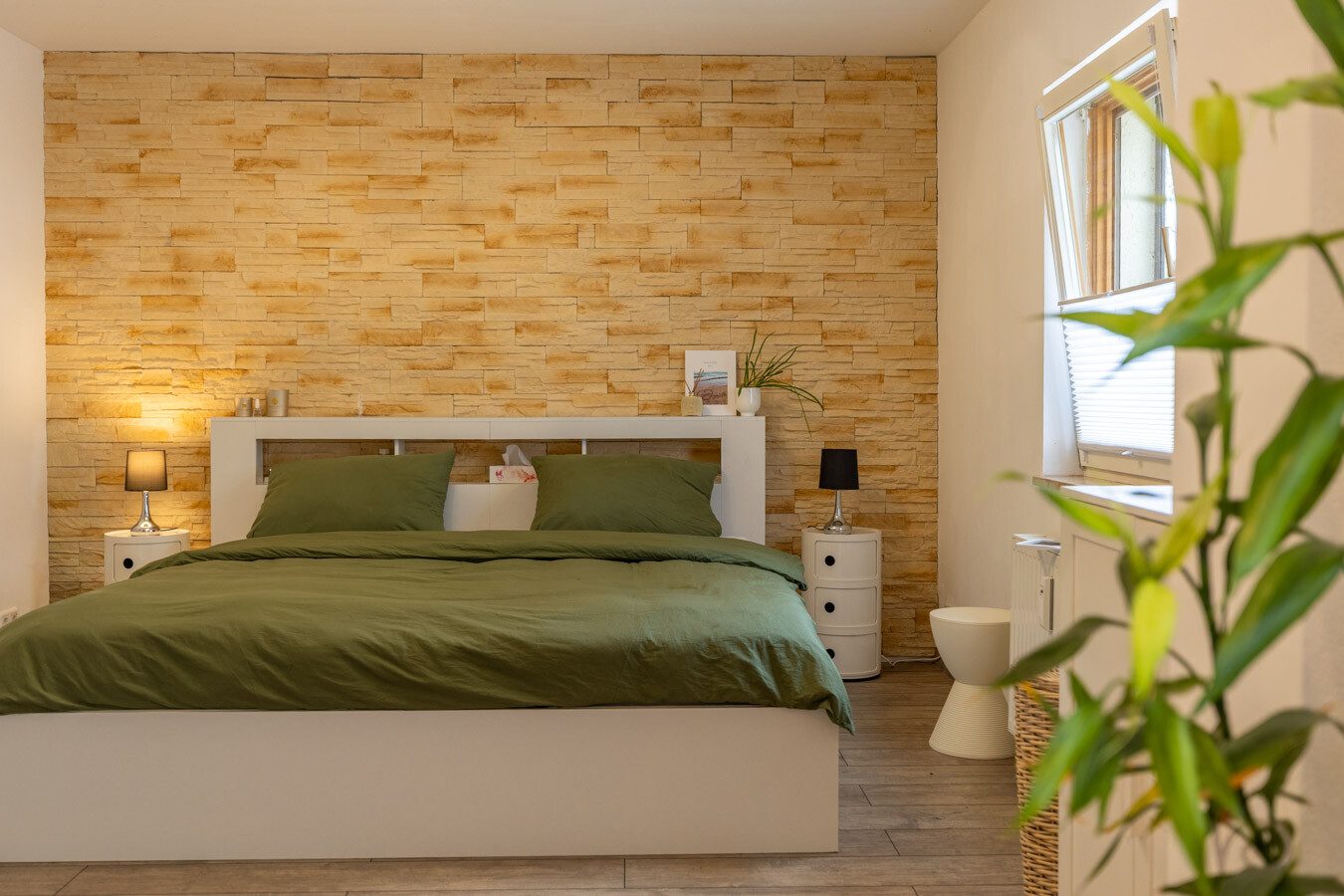Immobilienangebot - München-Allach - Alle - Seltene Gelegenheit in München-Allach: Fünfparteienhaus mit traumhaftem Grundstück, Pool und Garten