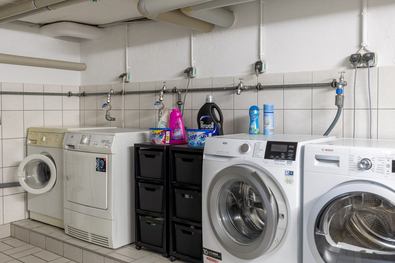 Immobilienangebot - München-Allach - Alle - Seltene Gelegenheit in München-Allach: Fünfparteienhaus mit traumhaftem Grundstück, Pool und Garten