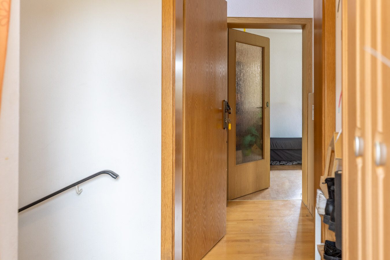 Immobilienangebot - München-Allach - Alle - Seltene Gelegenheit in München-Allach: Fünfparteienhaus mit traumhaftem Grundstück, Pool und Garten