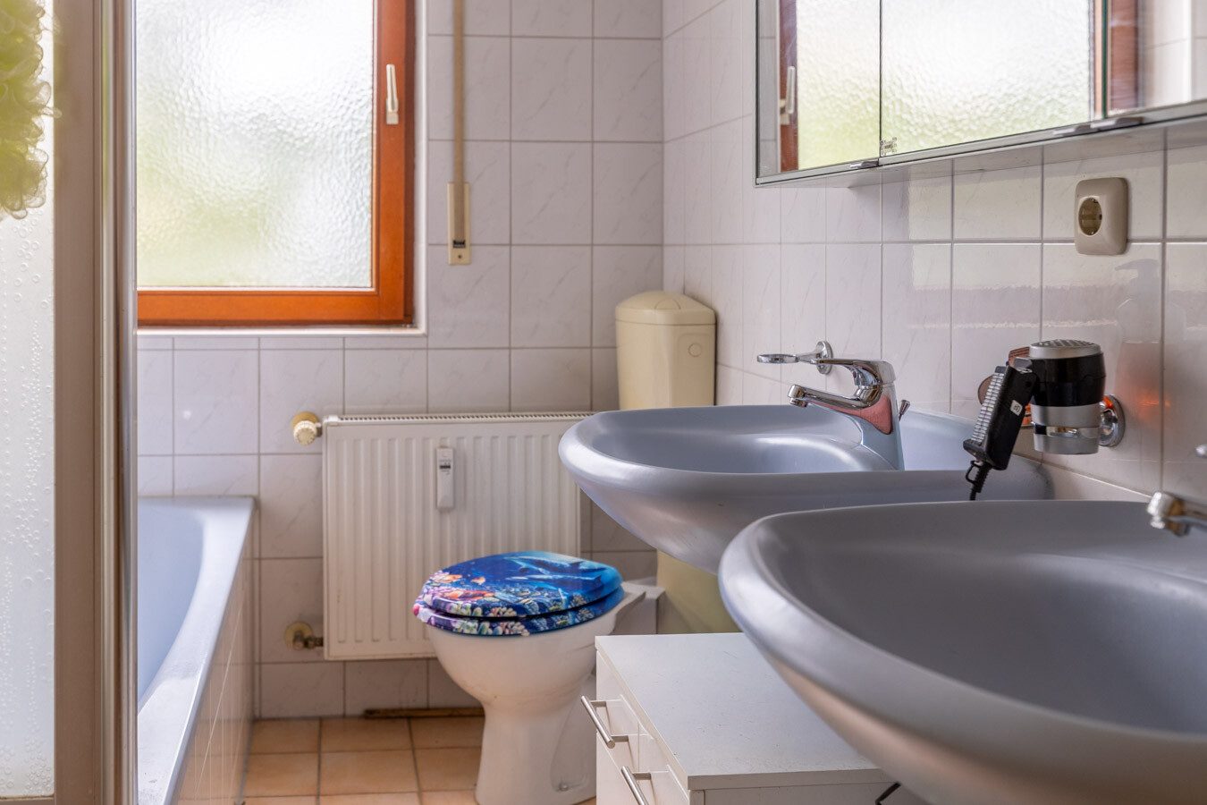 Immobilienangebot - München-Allach - Alle - Seltene Gelegenheit in München-Allach: Fünfparteienhaus mit traumhaftem Grundstück, Pool und Garten