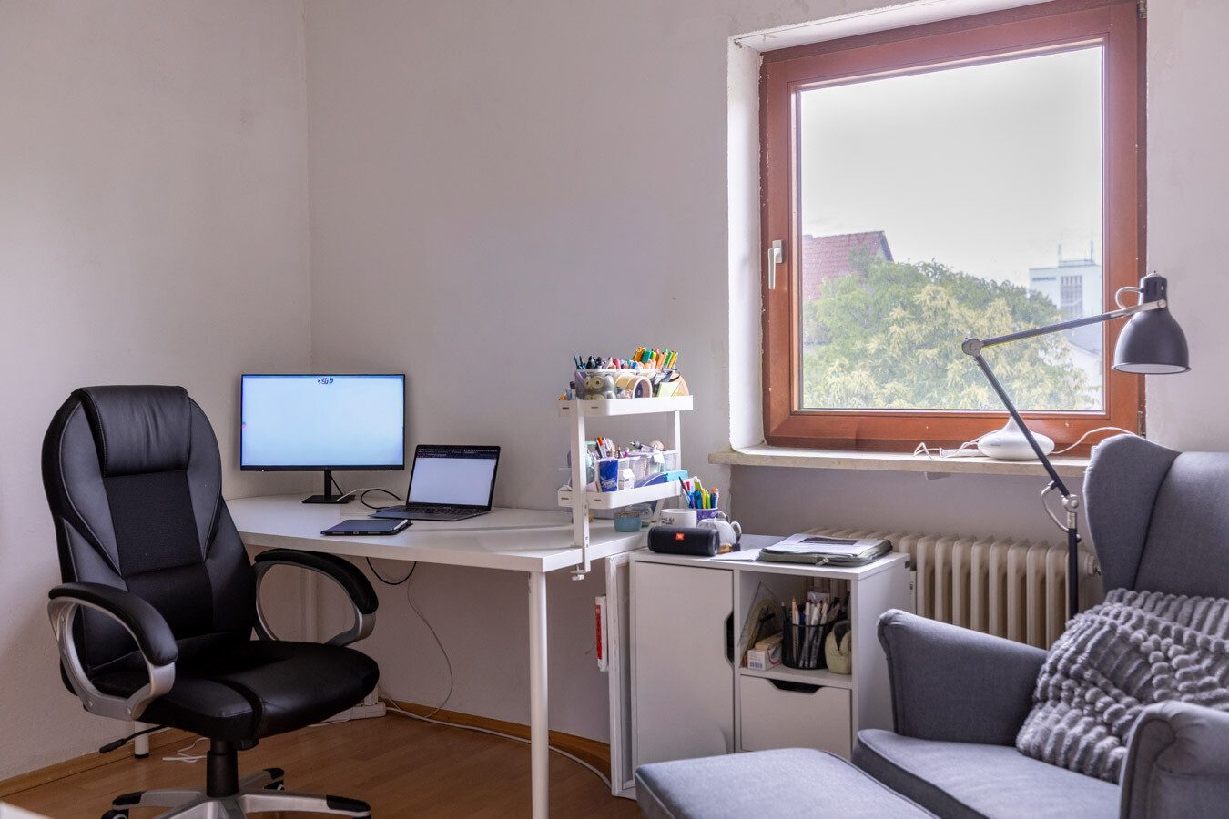 Immobilienangebot - München-Allach - Alle - Seltene Gelegenheit in München-Allach: Fünfparteienhaus mit traumhaftem Grundstück, Pool und Garten