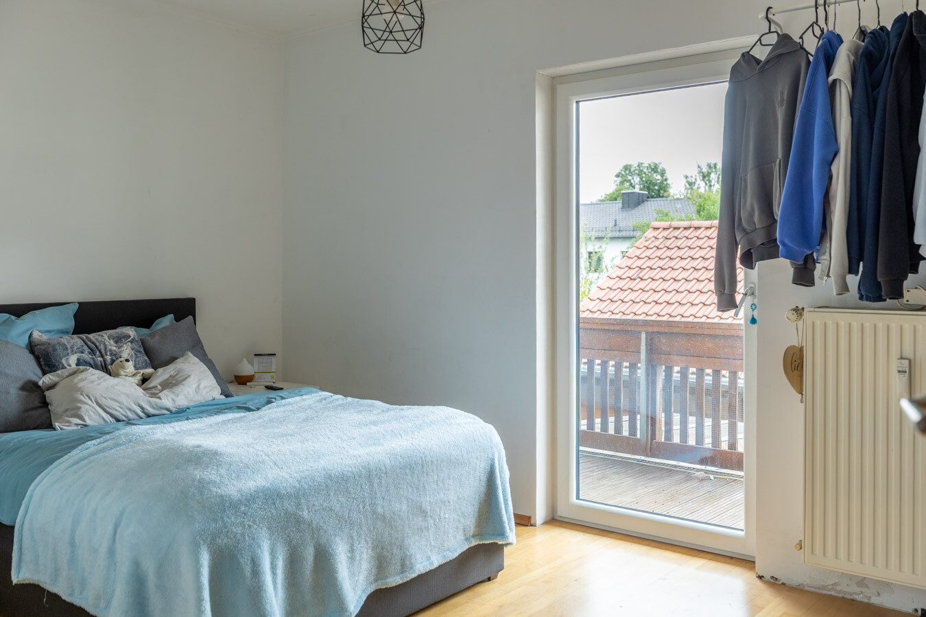 Immobilienangebot - München-Allach - Alle - Seltene Gelegenheit in München-Allach: Fünfparteienhaus mit traumhaftem Grundstück, Pool und Garten